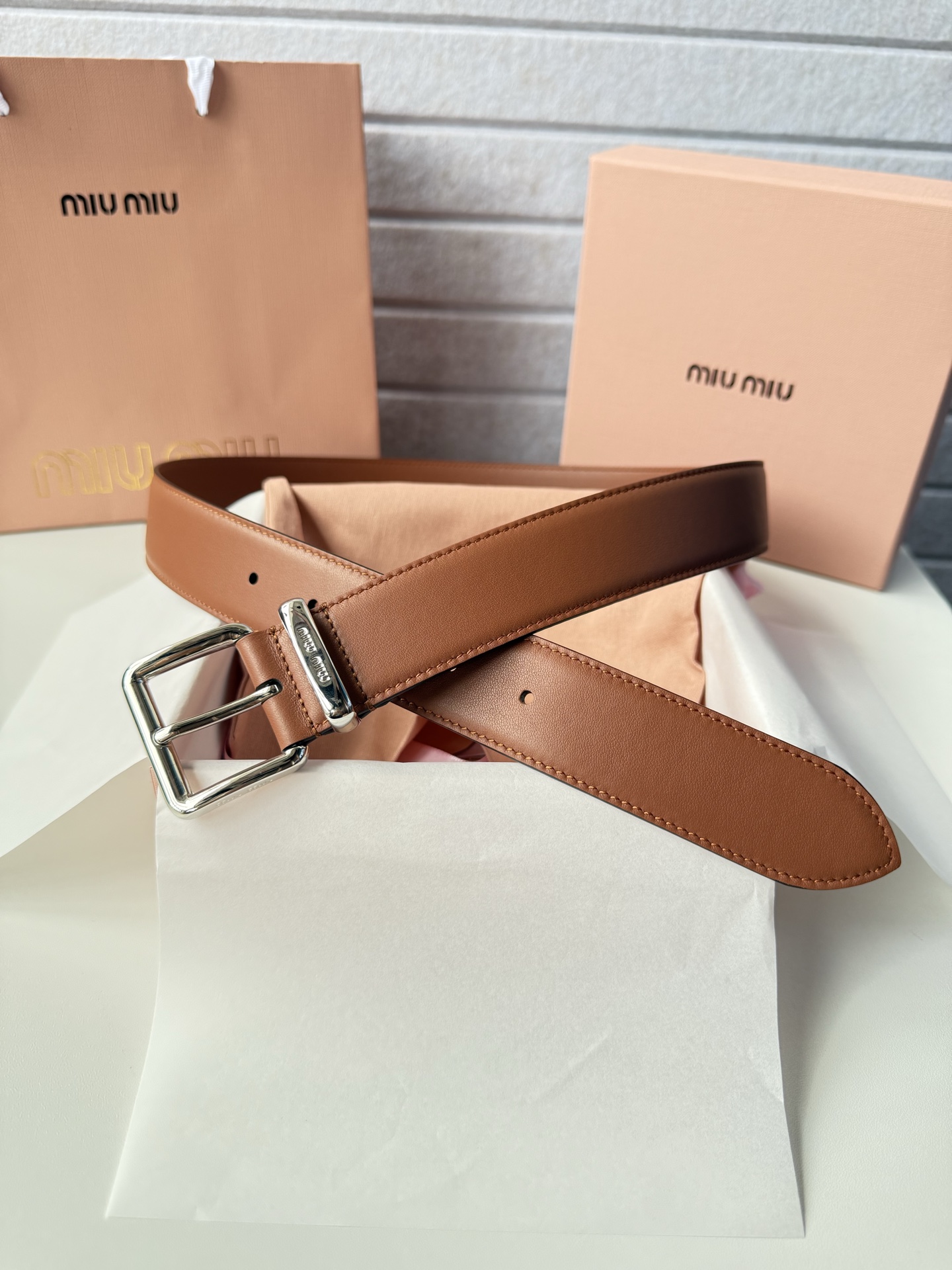 P-miumiu 高端女士皮带 宽度3.5cm 双面头层小牛皮材质，皮料柔软舒适背面原版钢印logo。精