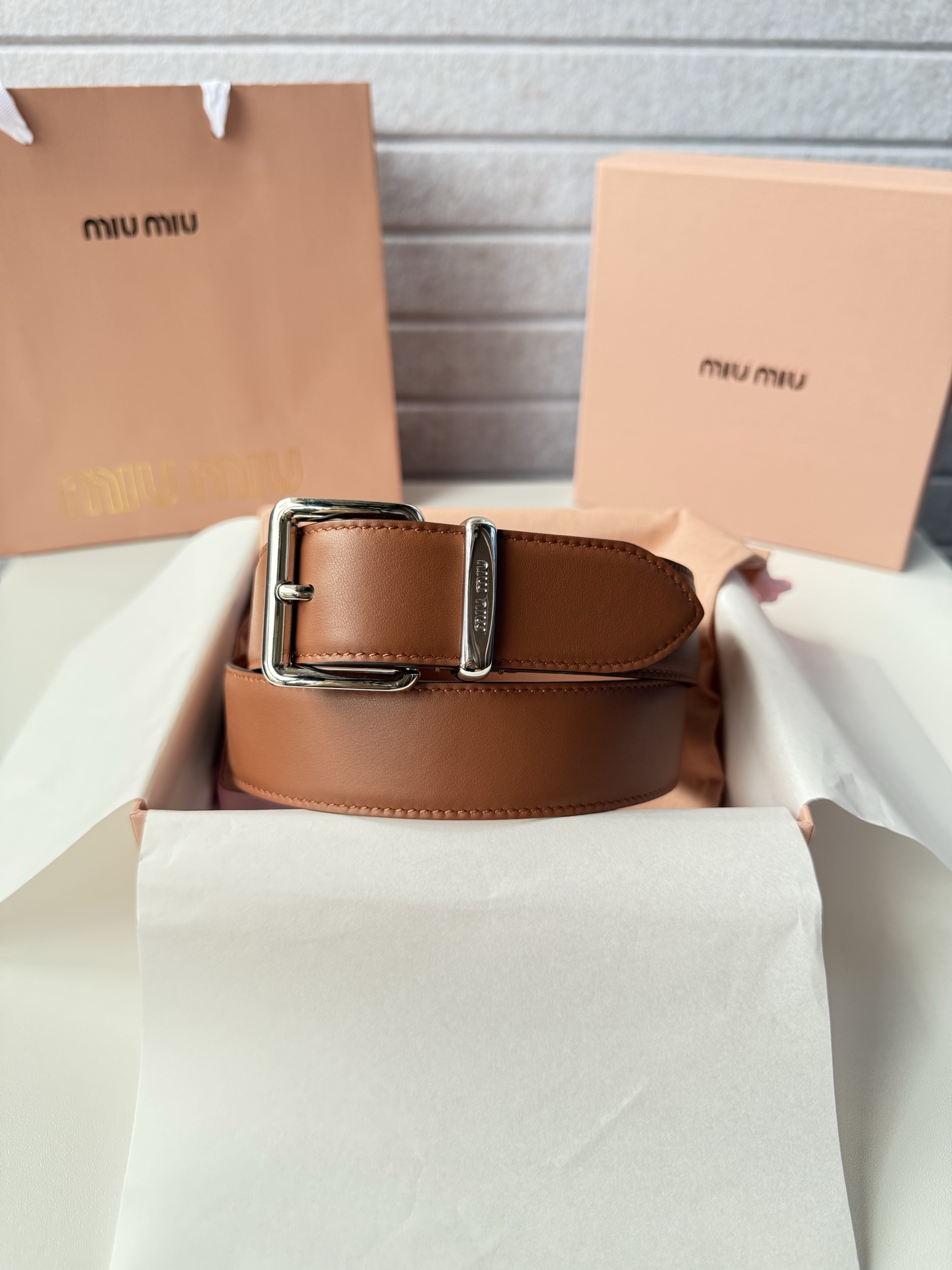 P-miumiu 高端女士皮带 宽度3.5cm 双面头层小牛皮材质，皮料柔软舒适背面原版钢印logo。精