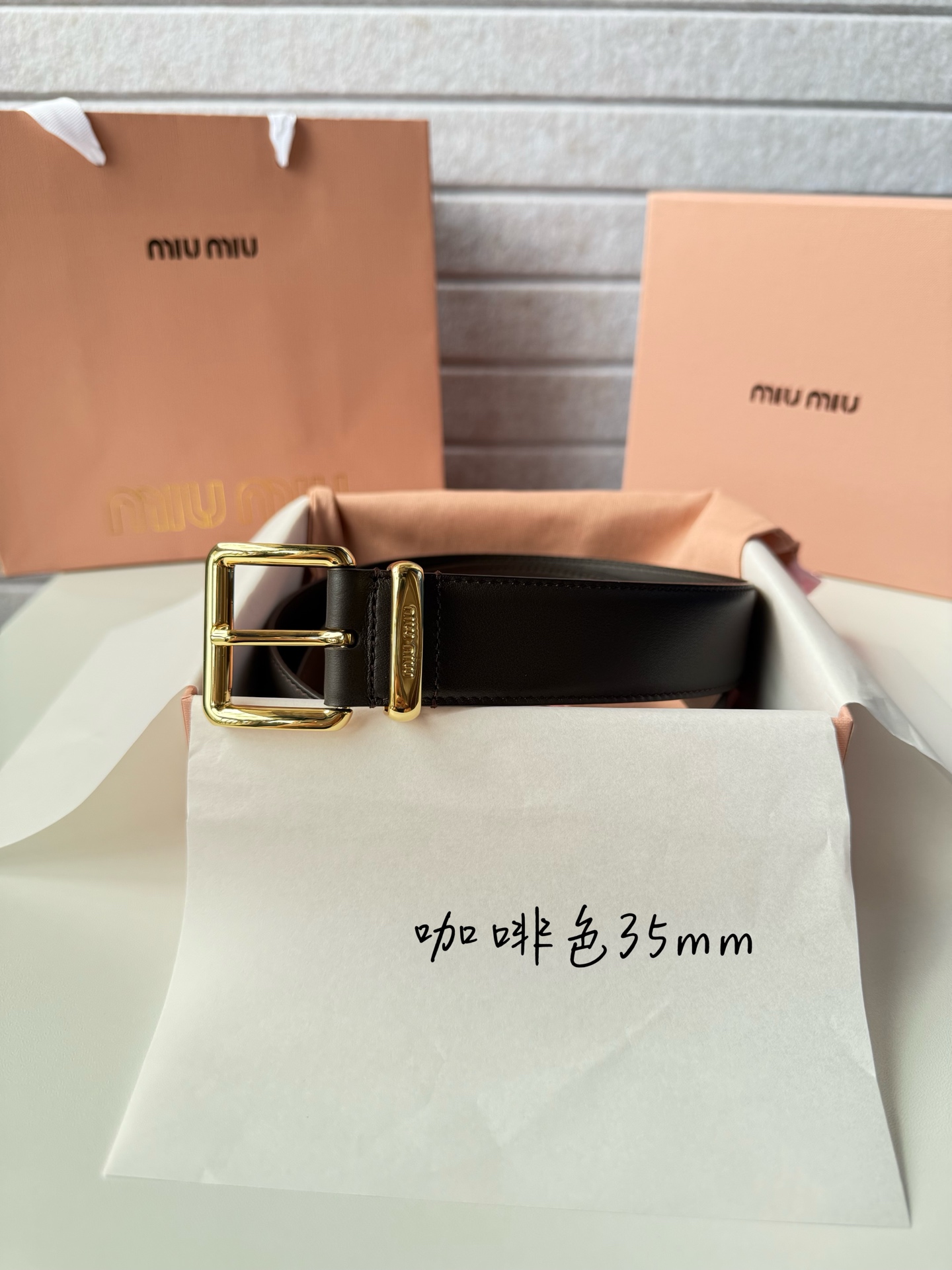 NO:641685,miumiu high-end women's belt, width 3.5cm, double-sided first-layer calfskin material, soft and comfortable, original steel stamped logo on the back. Fine workmanship, with pure copper buckle (gold and silver), belt, miumiu, cowhide19860909miumiu 高端女士皮带 宽度3.5cm 双面头层小牛皮材质,皮料柔软舒适 背面原版钢印logo. 精细的做工,搭配纯铜扣头（金色 银色）,皮带,miumiu,cowhide,Belt