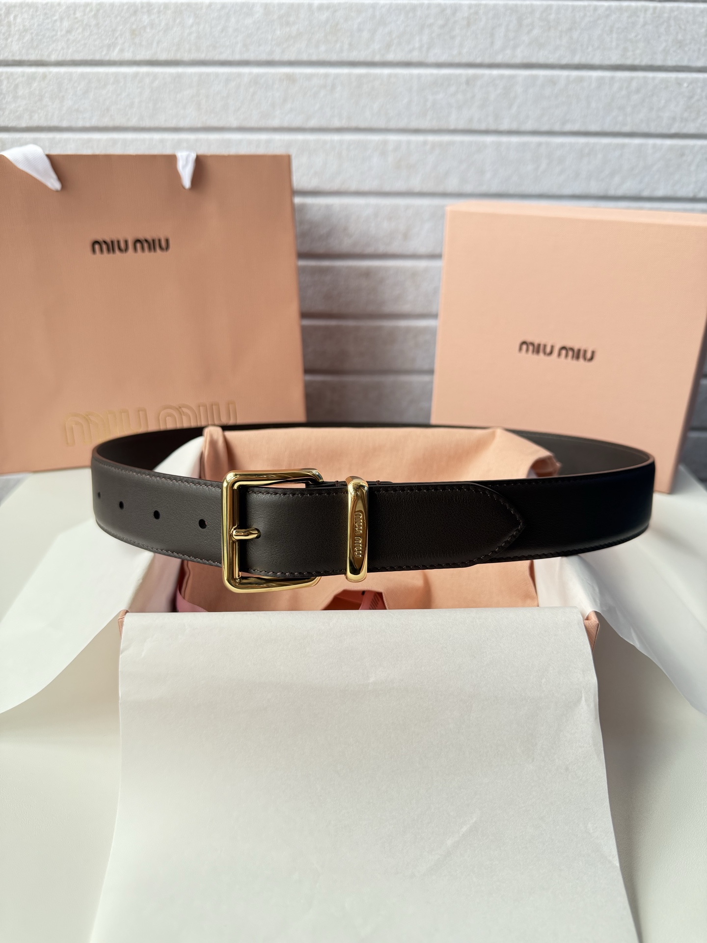 P-miumiu 高端女士皮带 宽度3.5cm 双面头层小牛皮材质，皮料柔软舒适背面原版钢印logo。精