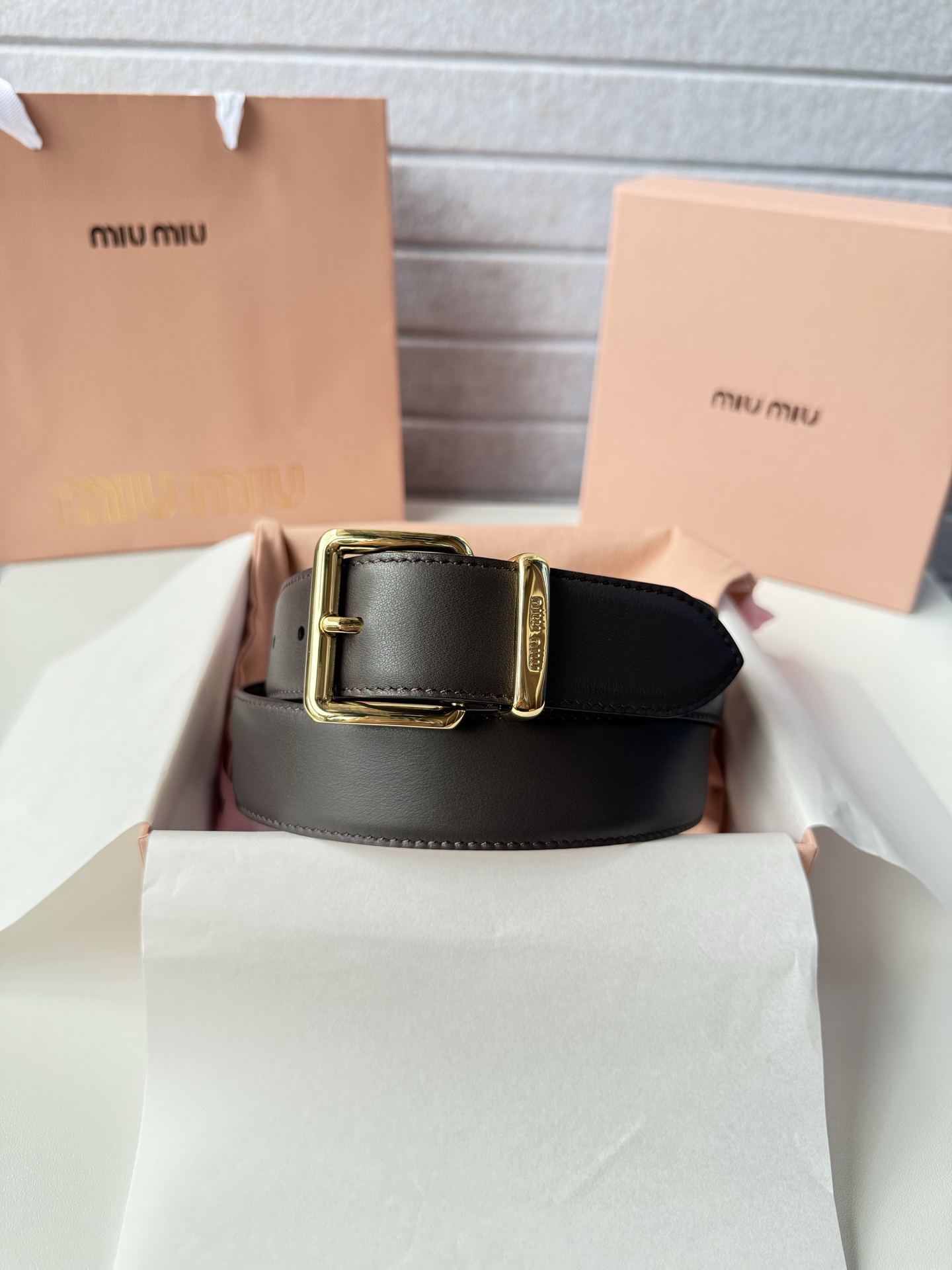 P-miumiu 高端女士皮带 宽度3.5cm 双面头层小牛皮材质，皮料柔软舒适背面原版钢印logo。精