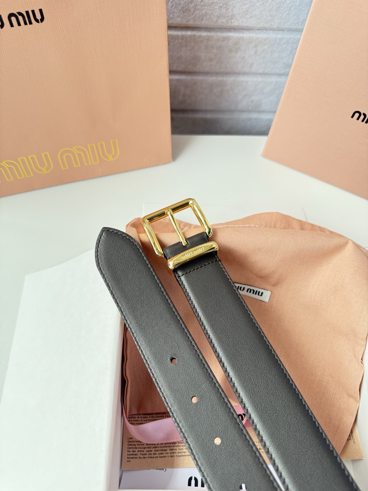 P-miumiu 高端女士皮带 宽度3.5cm 双面头层小牛皮材质，皮料柔软舒适背面原版钢印logo。精