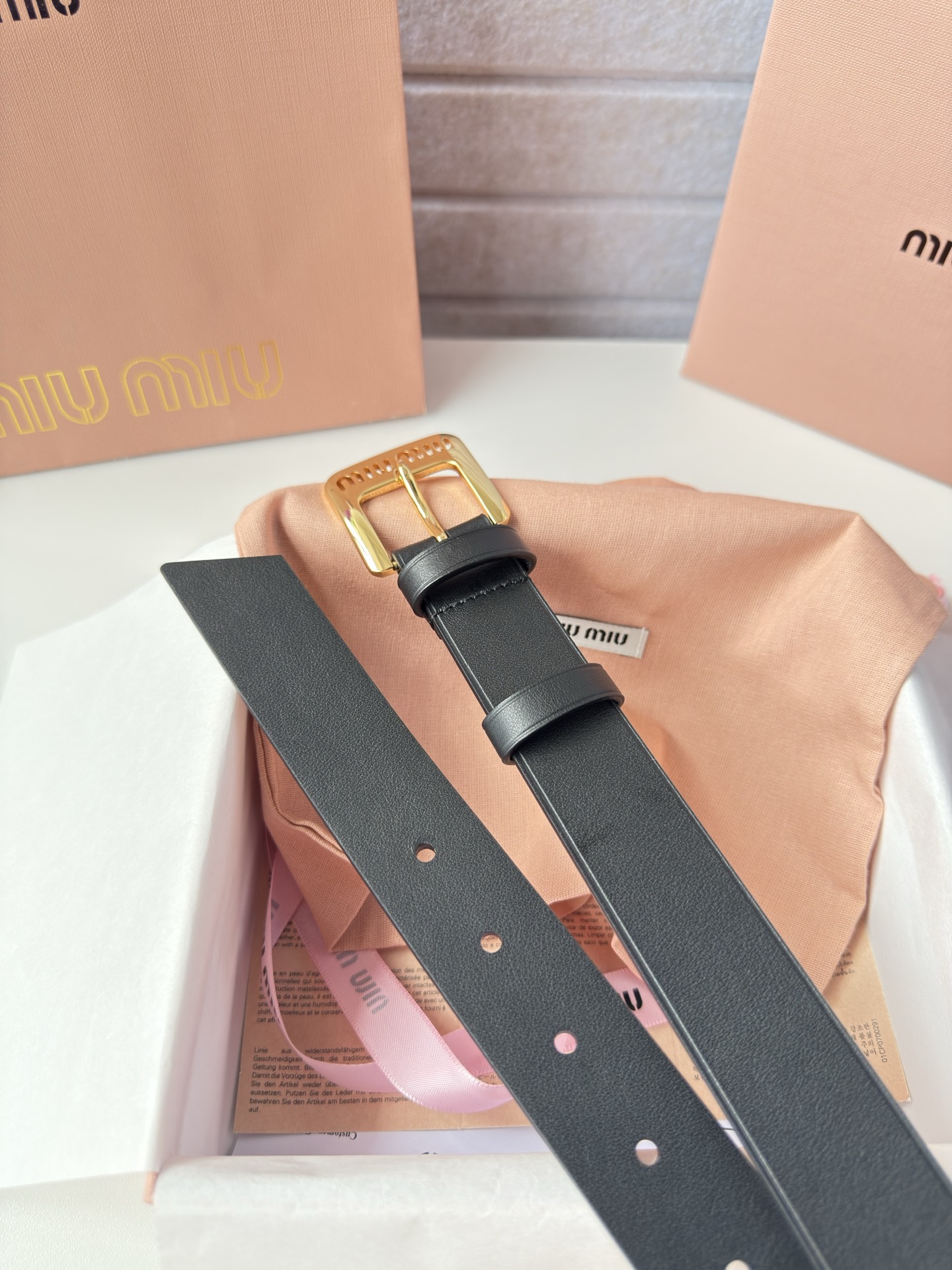 P-miumiu 高端女士皮带 宽度3.0cm 双面头层小牛皮材质，背面原版钢印logo精细的做工，搭配