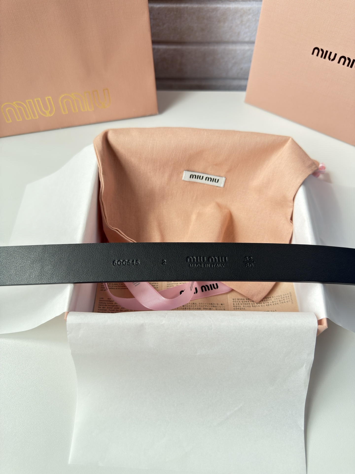 P-miumiu 高端女士皮带 宽度3.0cm 双面头层小牛皮材质，背面原版钢印logo精细的做工，搭配