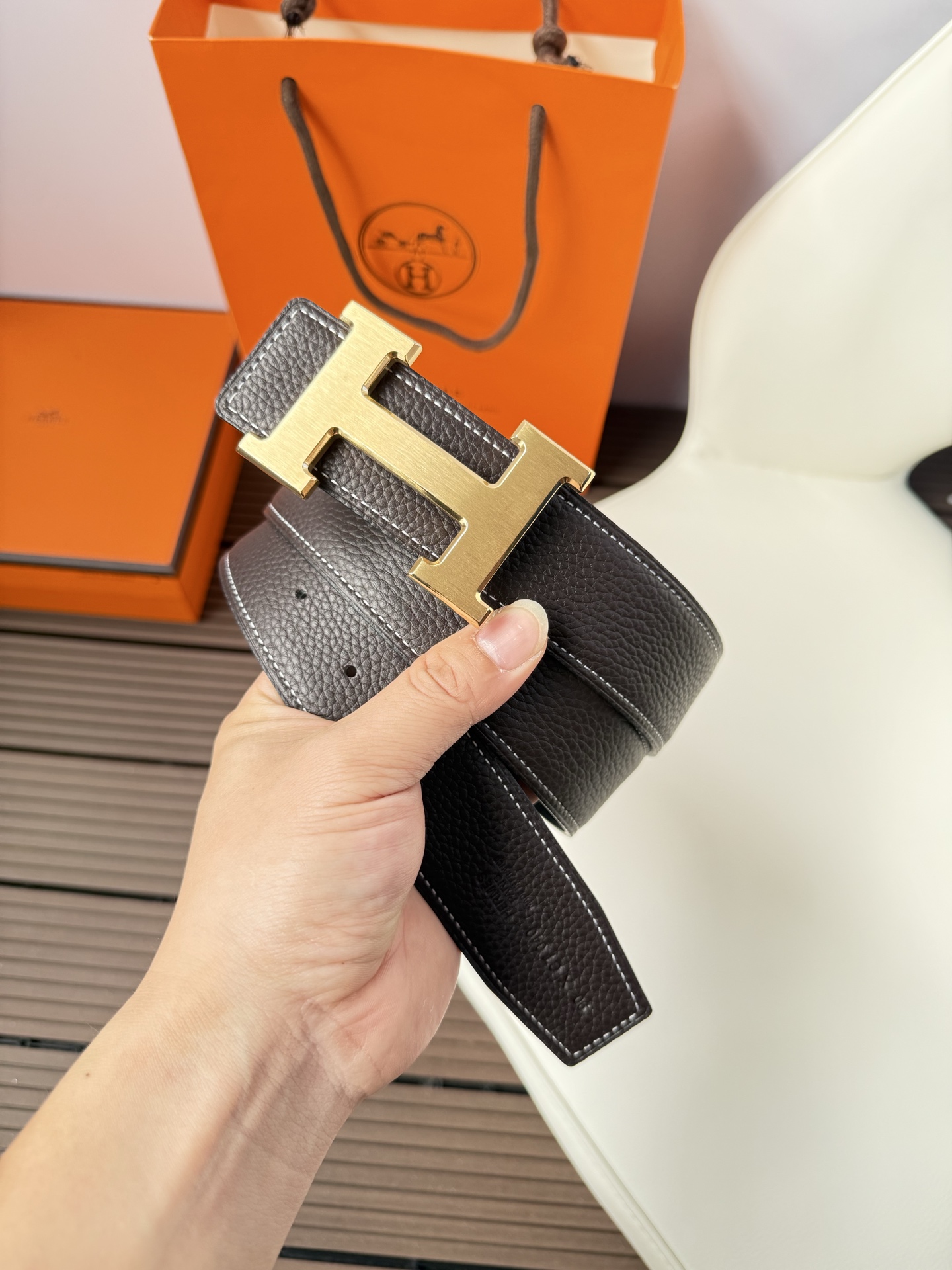 爱马仕（Hermès）男款腰带以其精湛的工艺、高品质的材料和经典的设计而备受推崇，是男士时尚配饰中的顶级