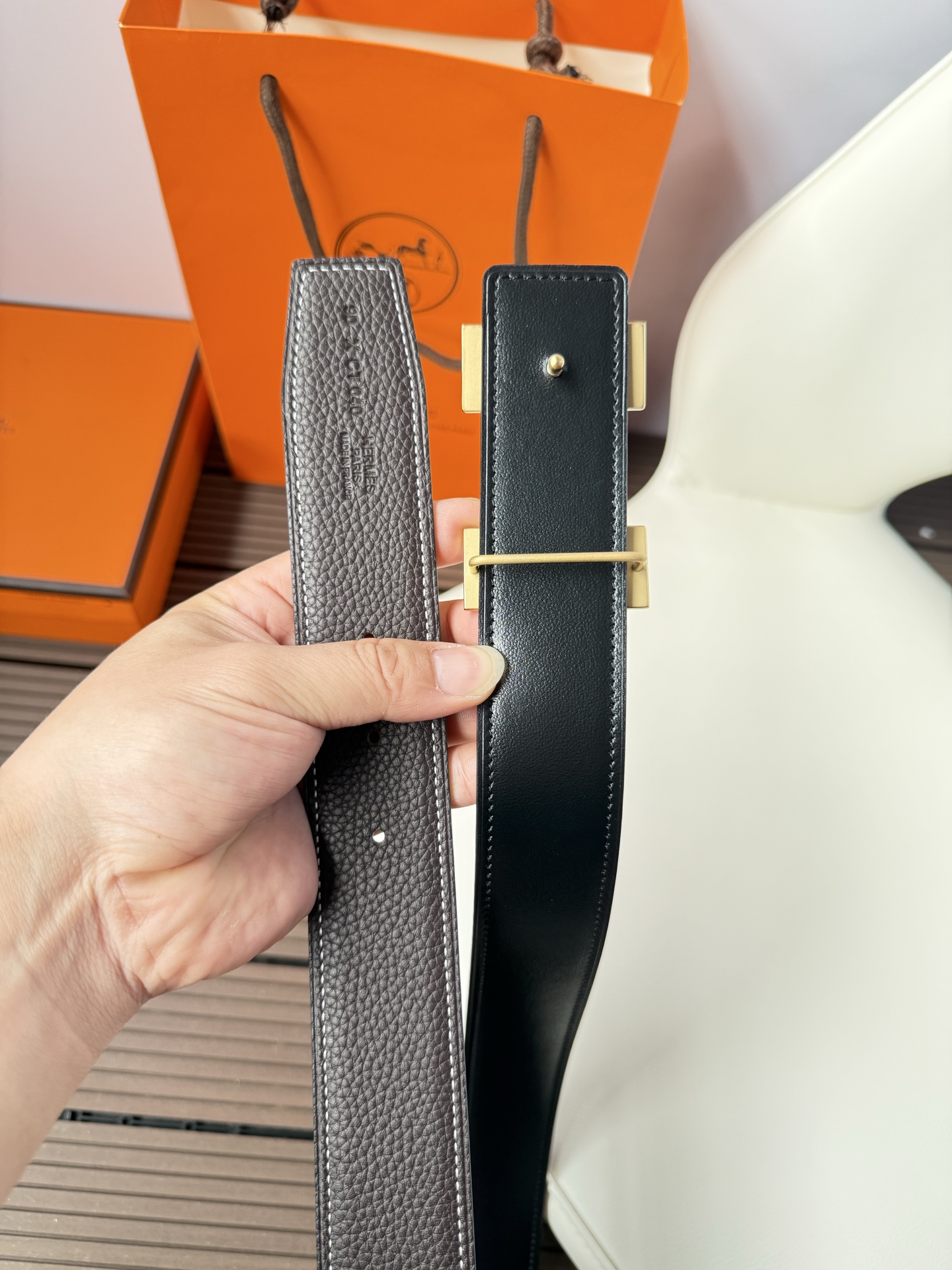 爱马仕（Hermès）男款腰带以其精湛的工艺、高品质的材料和经典的设计而备受推崇，是男士时尚配饰中的顶级