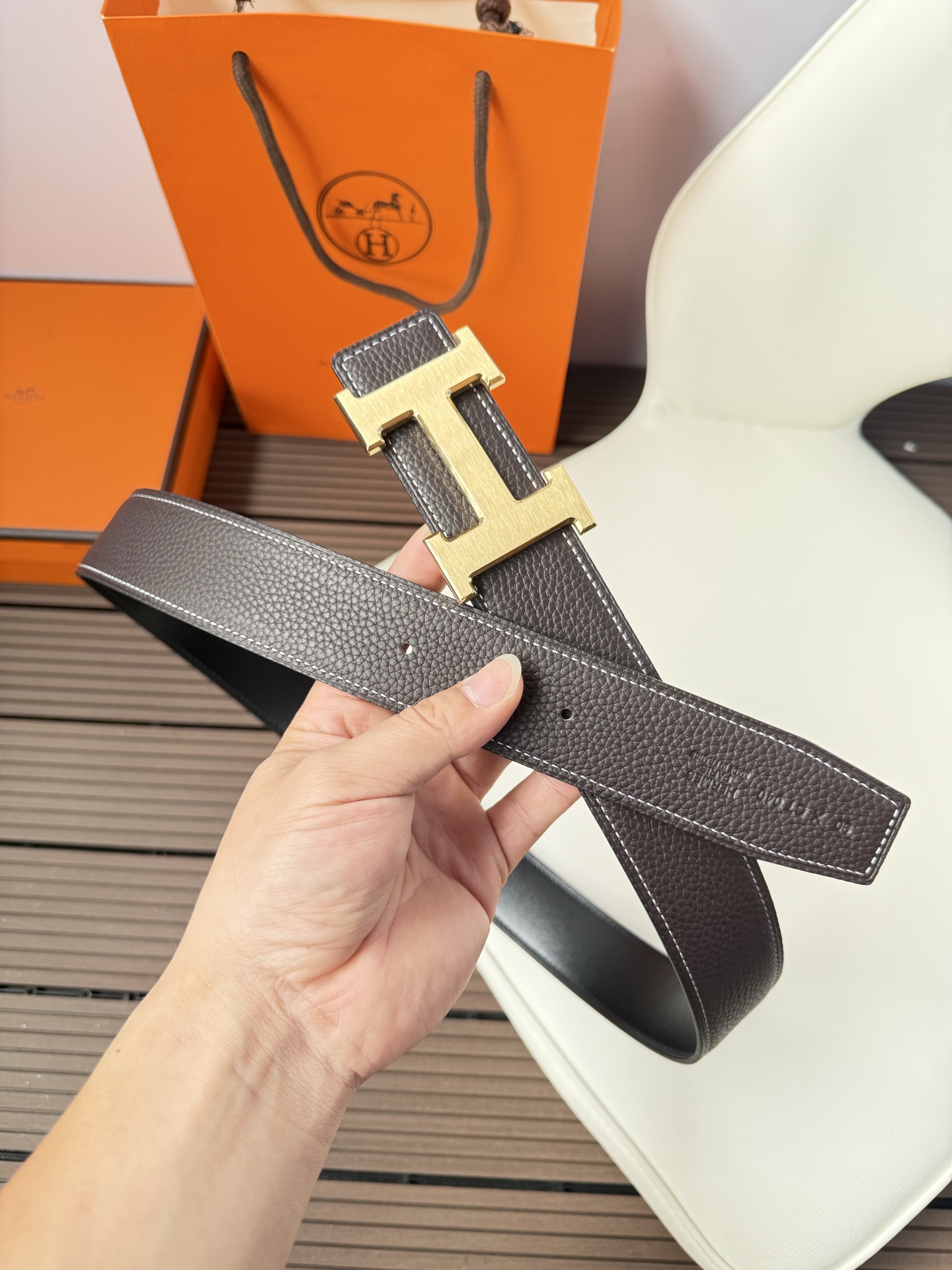 爱马仕（Hermès）男款腰带以其精湛的工艺、高品质的材料和经典的设计而备受推崇，是男士时尚配饰中的顶级