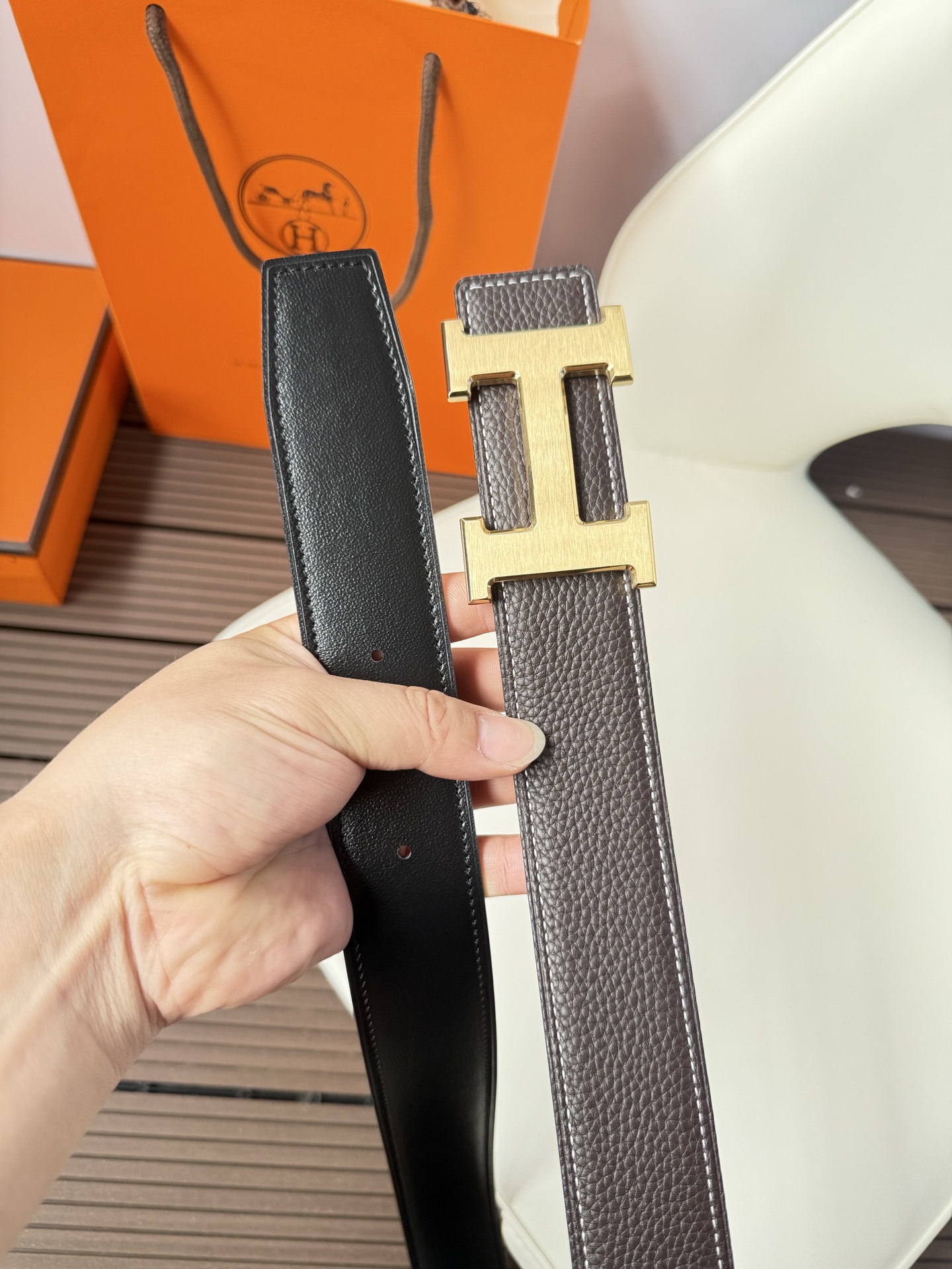 爱马仕（Hermès）男款腰带以其精湛的工艺、高品质的材料和经典的设计而备受推崇，是男士时尚配饰中的顶级