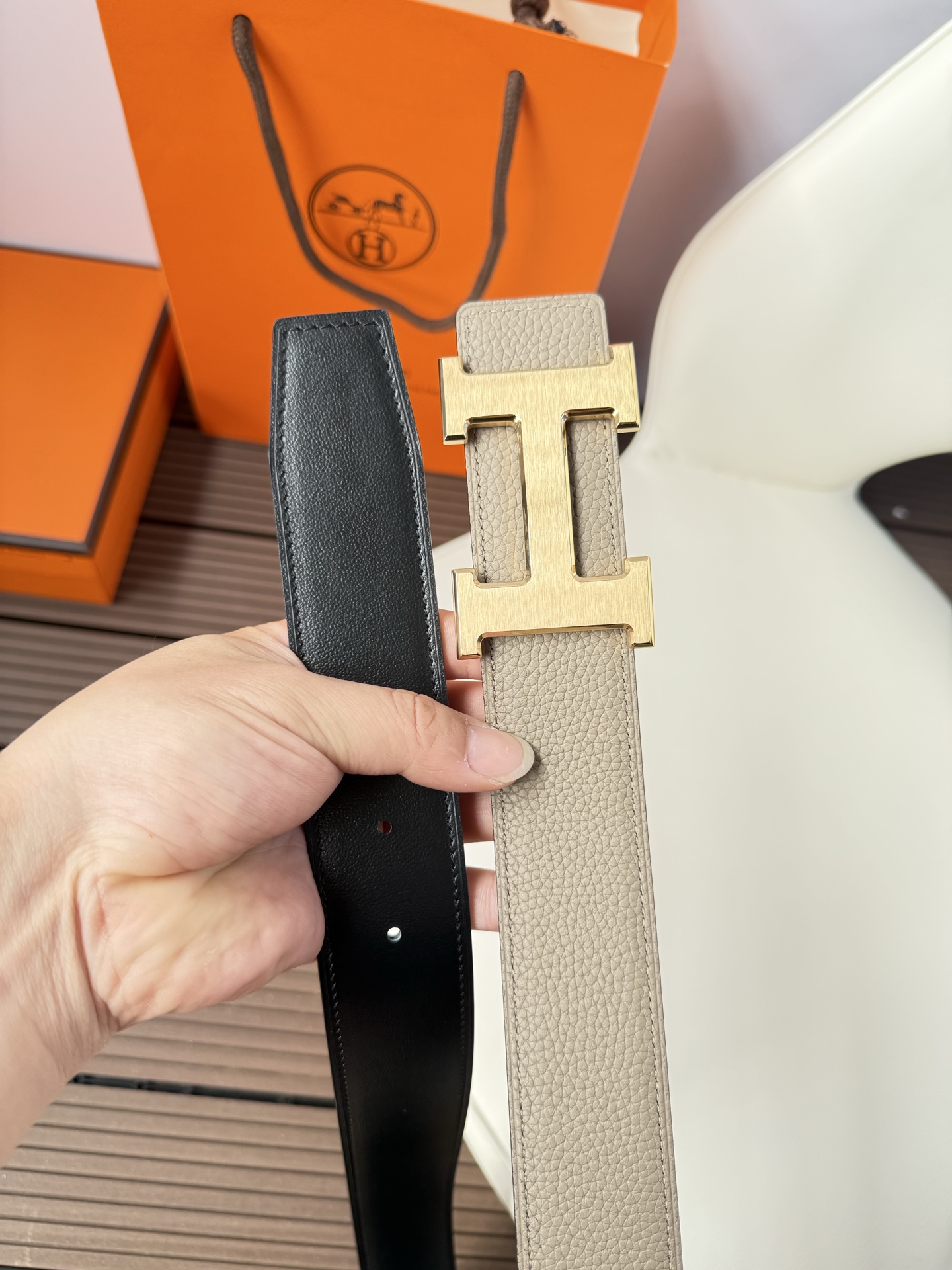 爱马仕（Hermès）男款腰带以其精湛的工艺、高品质的材料和经典的设计而备受推崇，是男士时尚配饰中的顶级