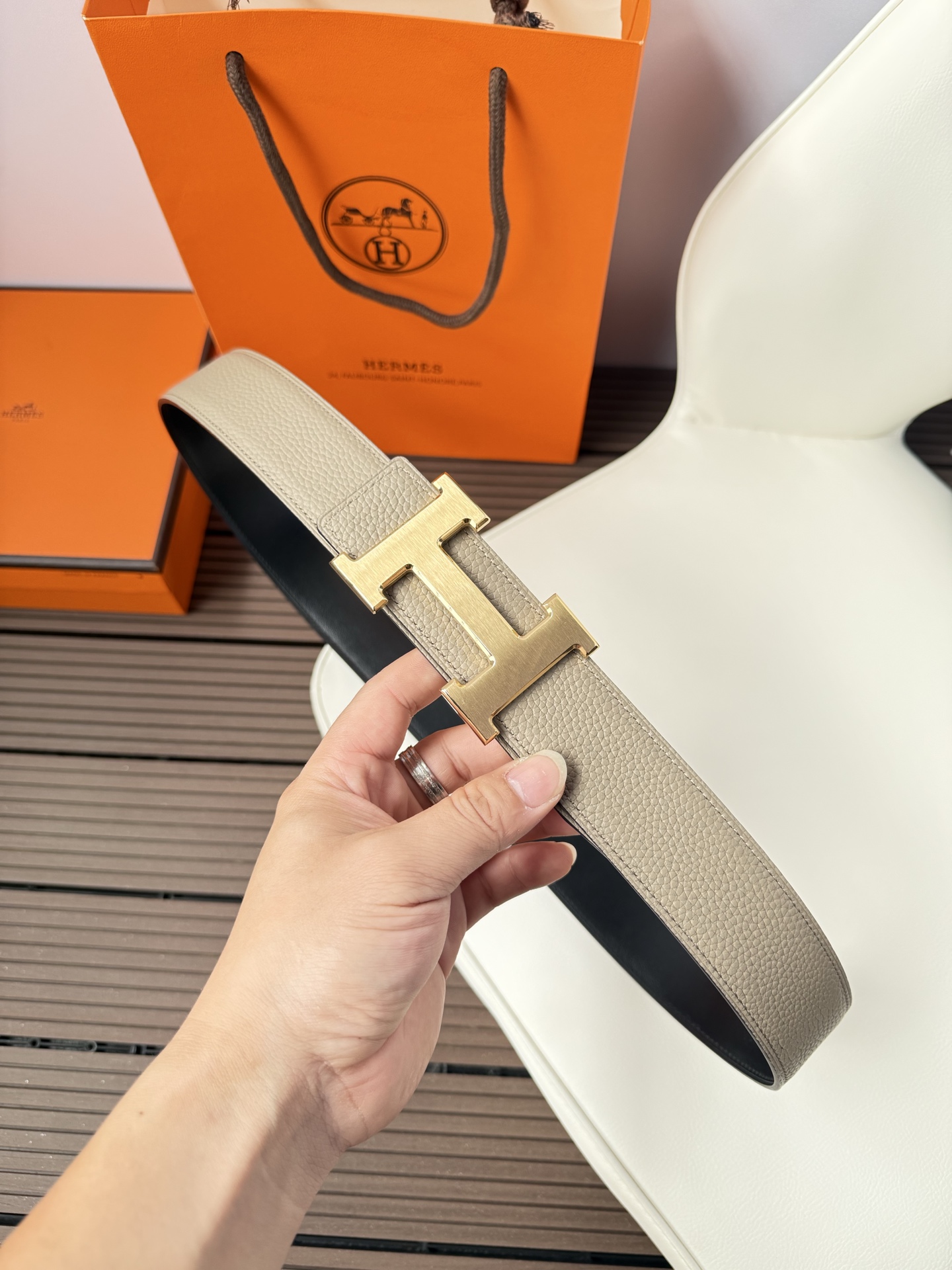 爱马仕（Hermès）男款腰带以其精湛的工艺、高品质的材料和经典的设计而备受推崇，是男士时尚配饰中的顶级