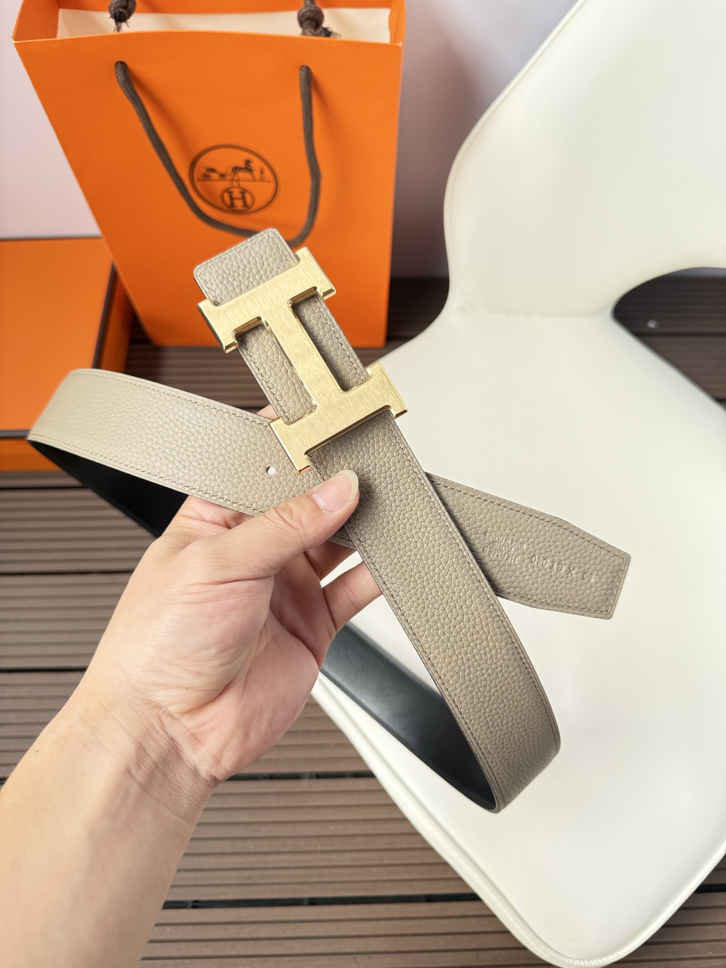 爱马仕（Hermès）男款腰带以其精湛的工艺、高品质的材料和经典的设计而备受推崇，是男士时尚配饰中的顶级