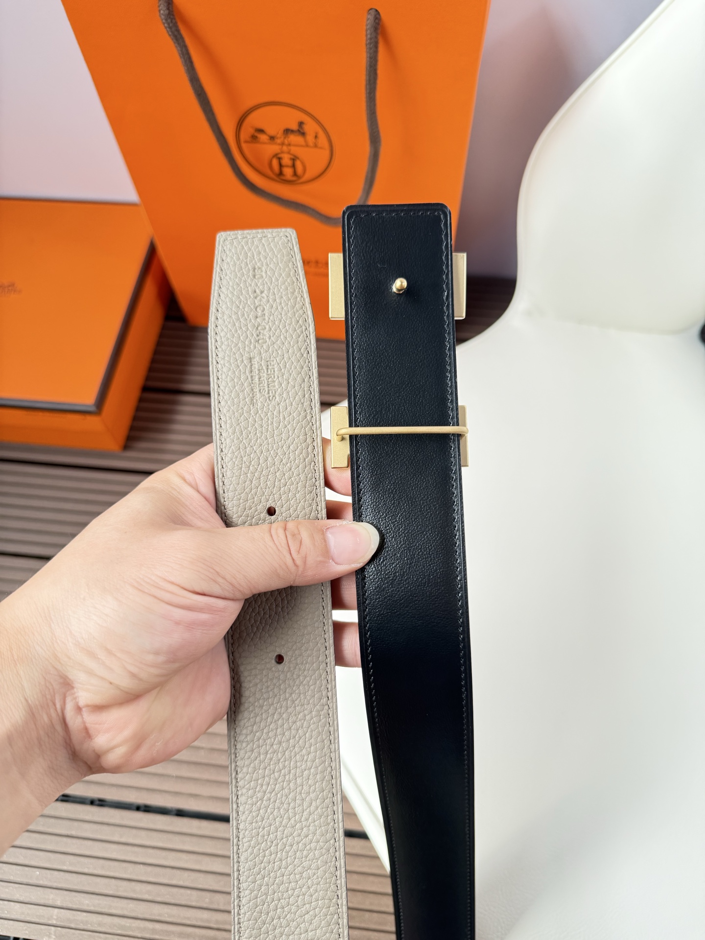 爱马仕（Hermès）男款腰带以其精湛的工艺、高品质的材料和经典的设计而备受推崇，是男士时尚配饰中的顶级