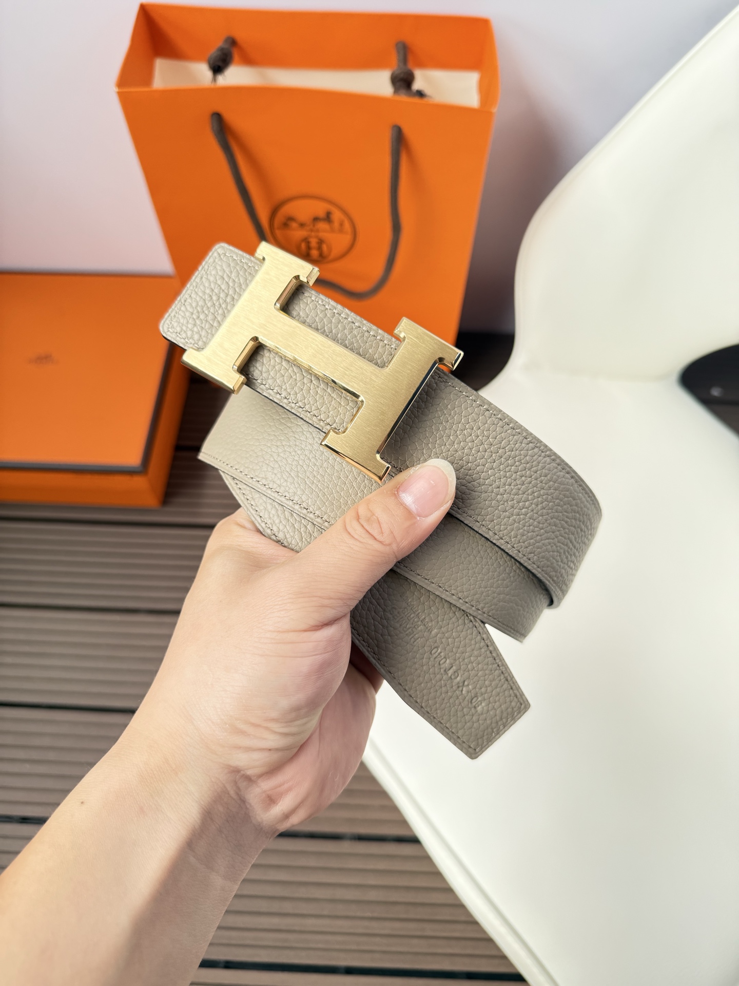 爱马仕（Hermès）男款腰带以其精湛的工艺、高品质的材料和经典的设计而备受推崇，是男士时尚配饰中的顶级