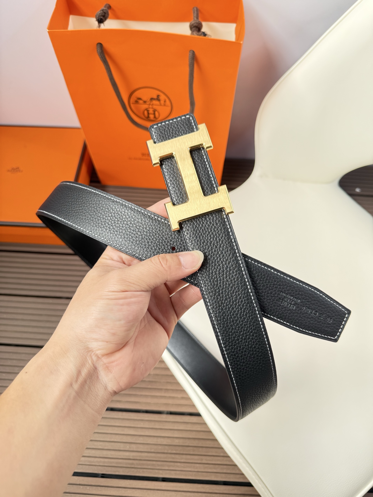 爱马仕（Hermès）男款腰带以其精湛的工艺、高品质的材料和经典的设计而备受推崇，是男士时尚配饰中的顶级