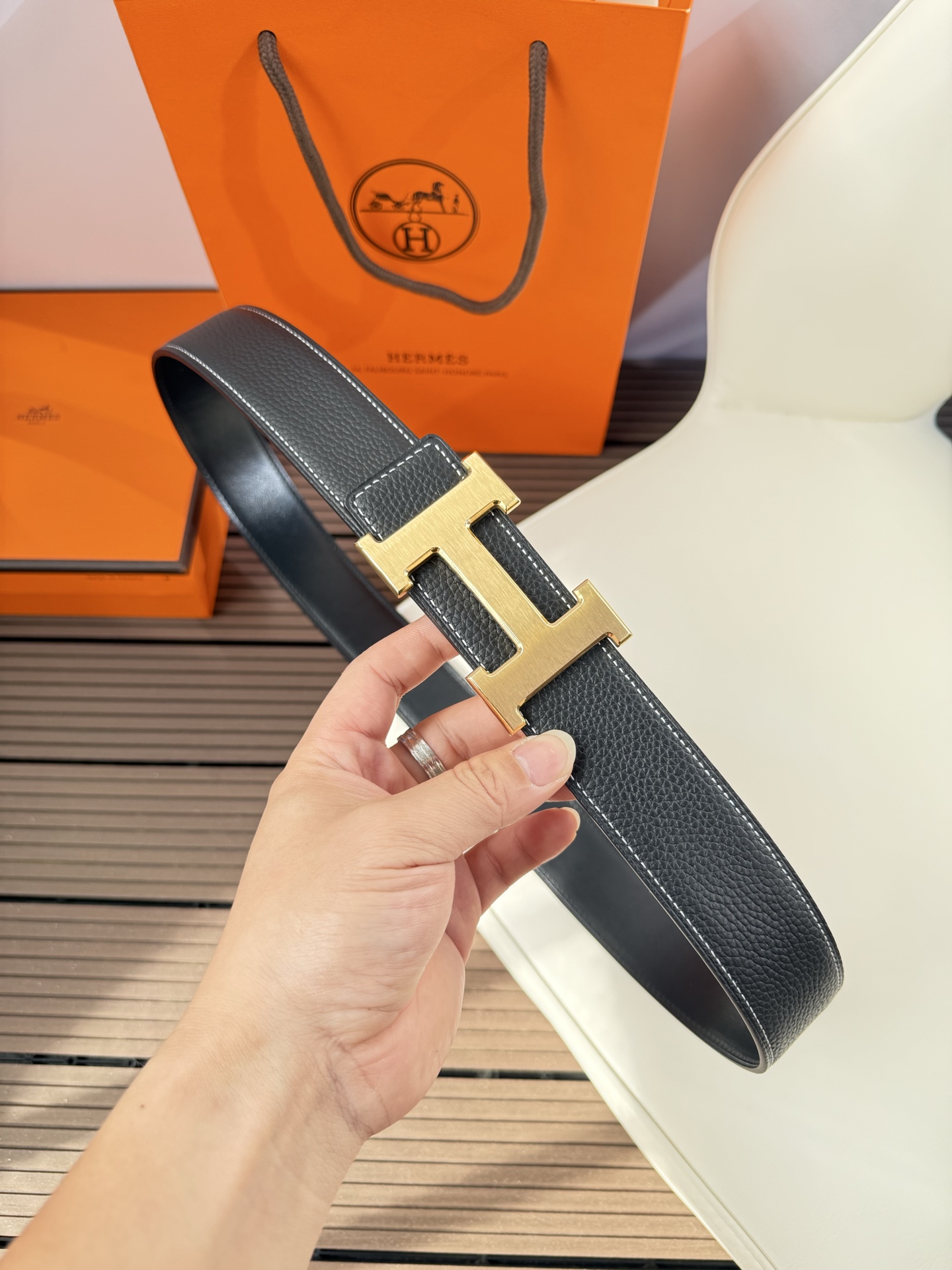 爱马仕（Hermès）男款腰带以其精湛的工艺、高品质的材料和经典的设计而备受推崇，是男士时尚配饰中的顶级