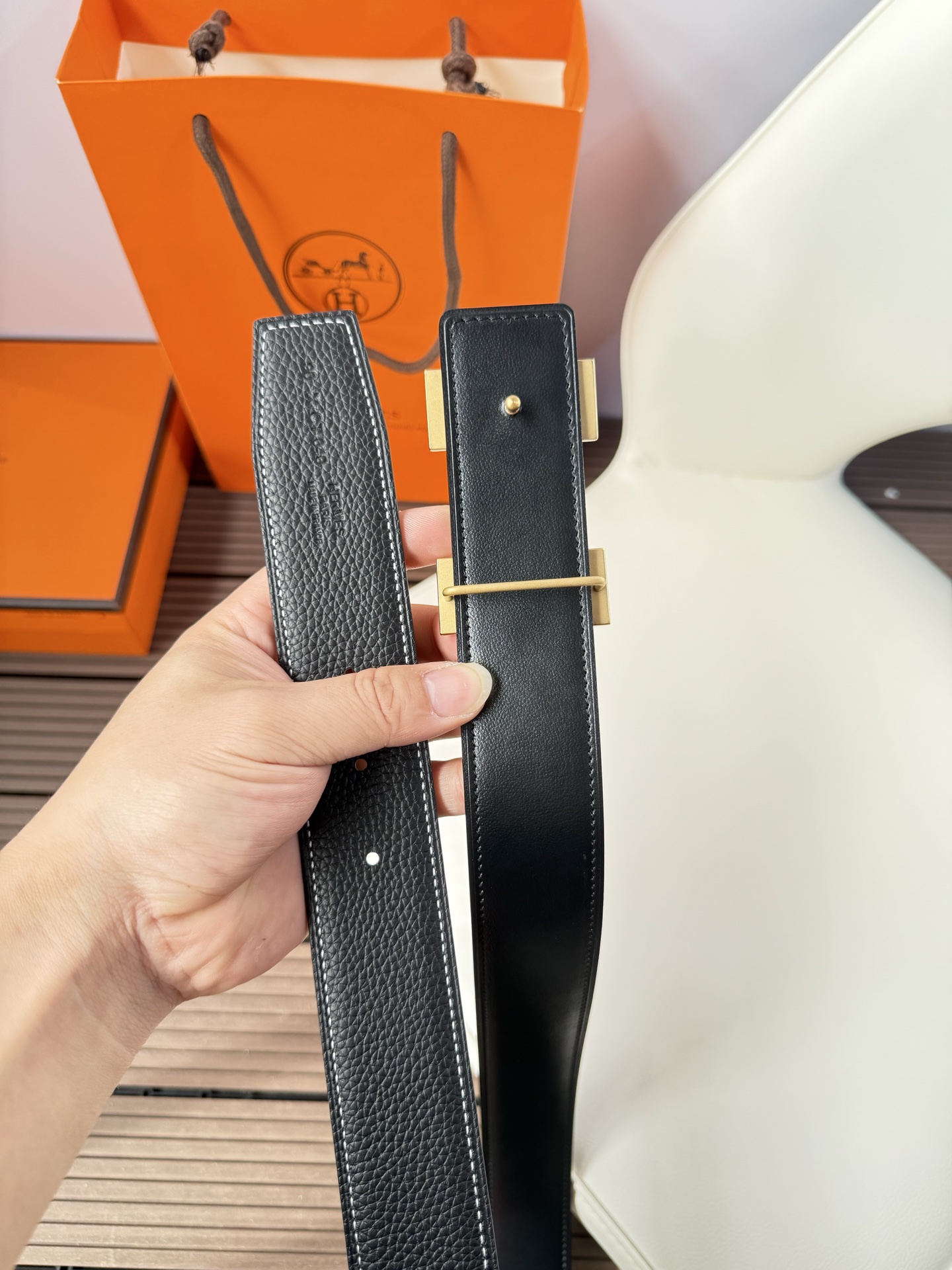 爱马仕（Hermès）男款腰带以其精湛的工艺、高品质的材料和经典的设计而备受推崇，是男士时尚配饰中的顶级