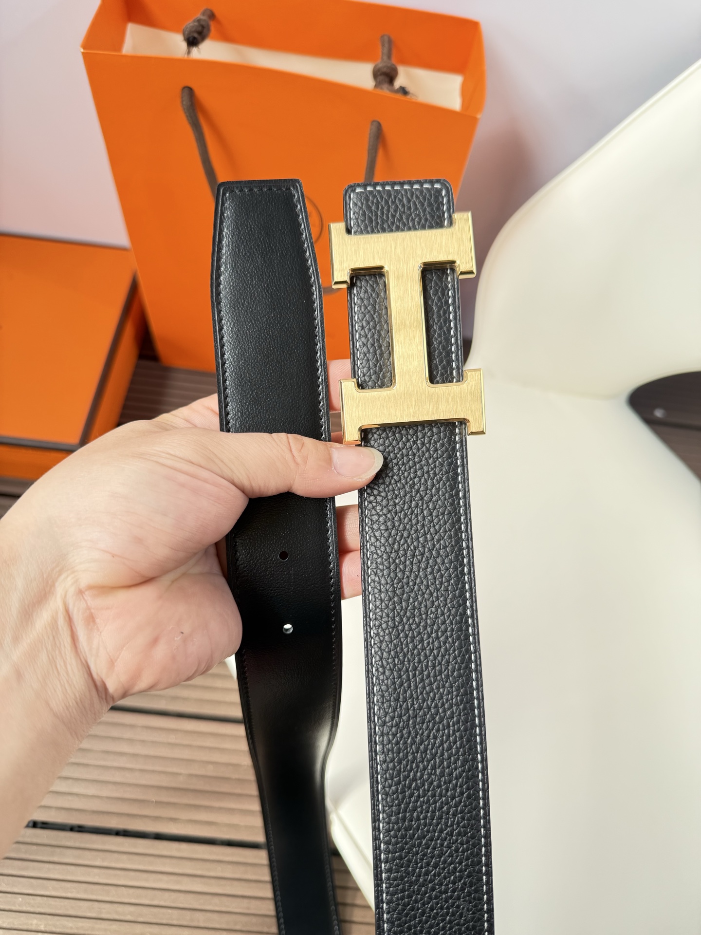 爱马仕（Hermès）男款腰带以其精湛的工艺、高品质的材料和经典的设计而备受推崇，是男士时尚配饰中的顶级