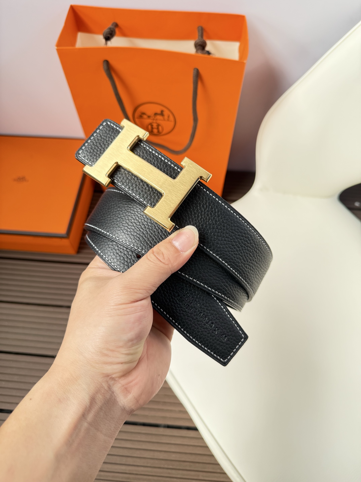 爱马仕（Hermès）男款腰带以其精湛的工艺、高品质的材料和经典的设计而备受推崇，是男士时尚配饰中的顶级