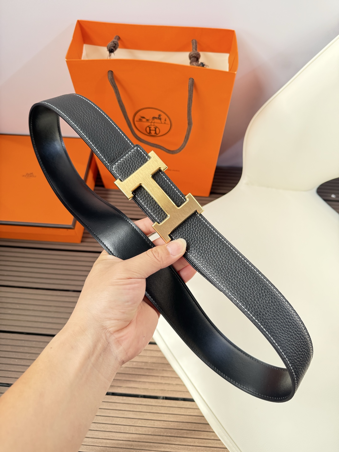 爱马仕（Hermès）男款腰带以其精湛的工艺、高品质的材料和经典的设计而备受推崇，是男士时尚配饰中的顶级