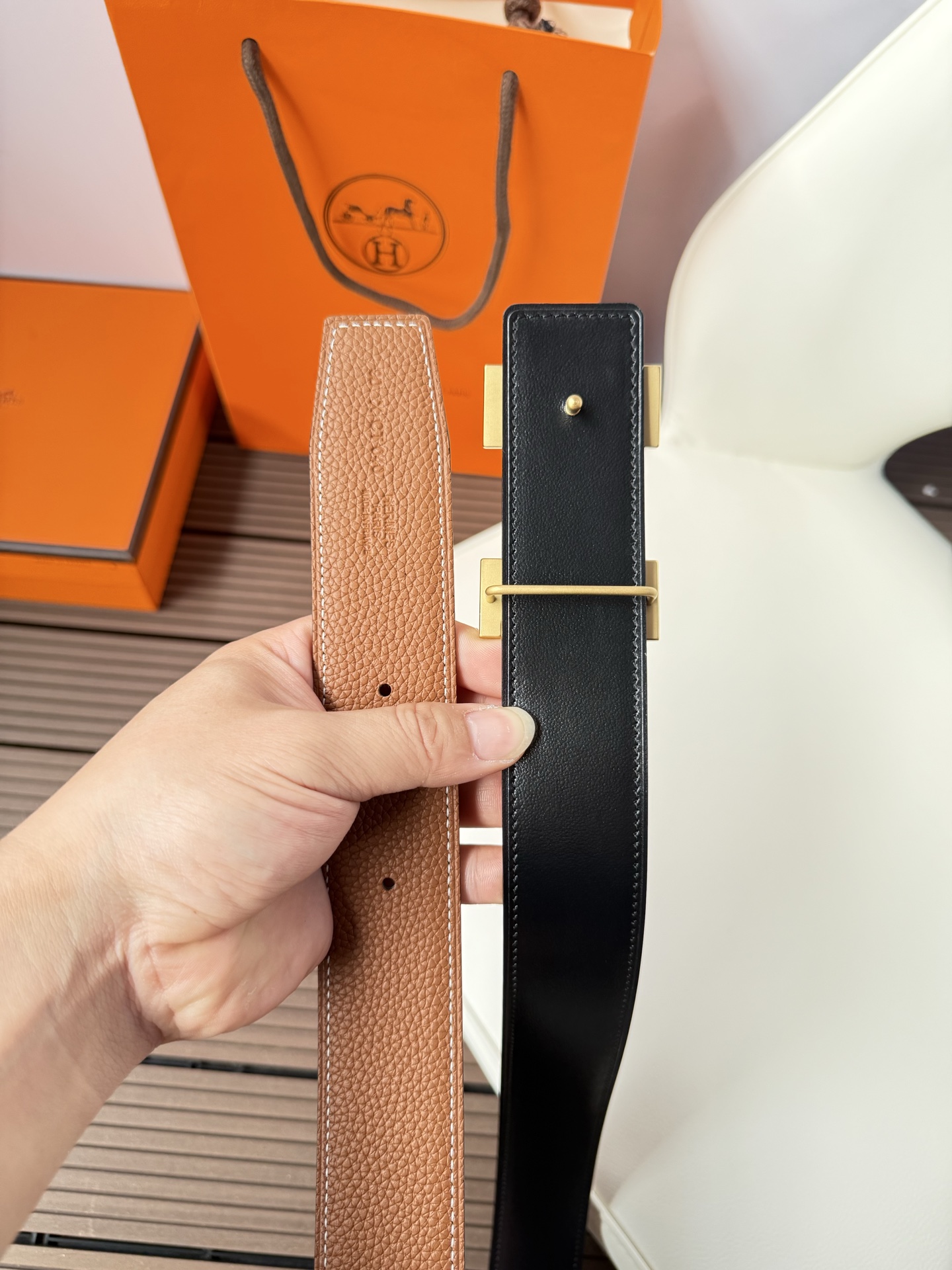 爱马仕（Hermès）男款腰带以其精湛的工艺、高品质的材料和经典的设计而备受推崇，是男士时尚配饰中的顶级