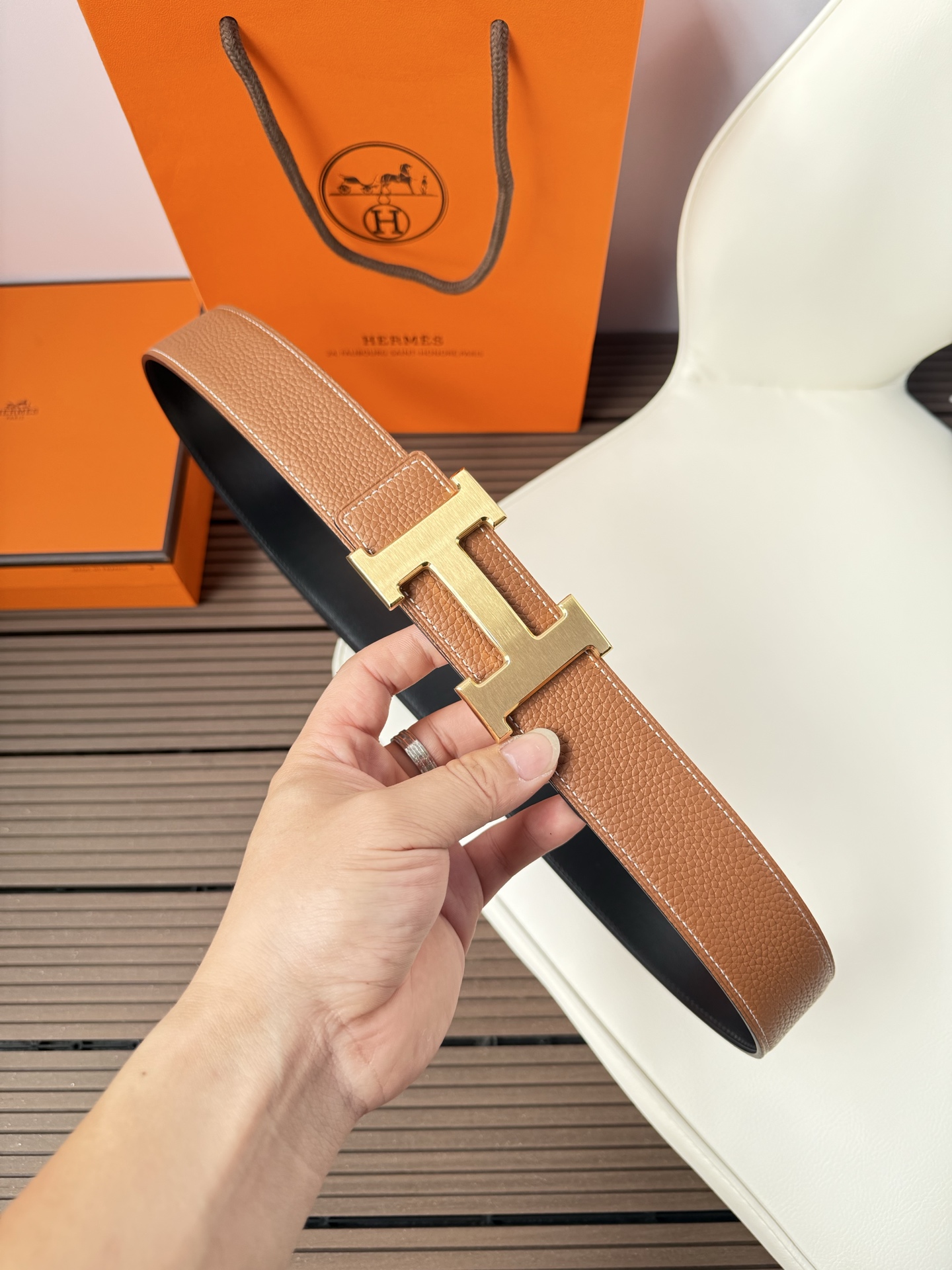 爱马仕（Hermès）男款腰带以其精湛的工艺、高品质的材料和经典的设计而备受推崇，是男士时尚配饰中的顶级