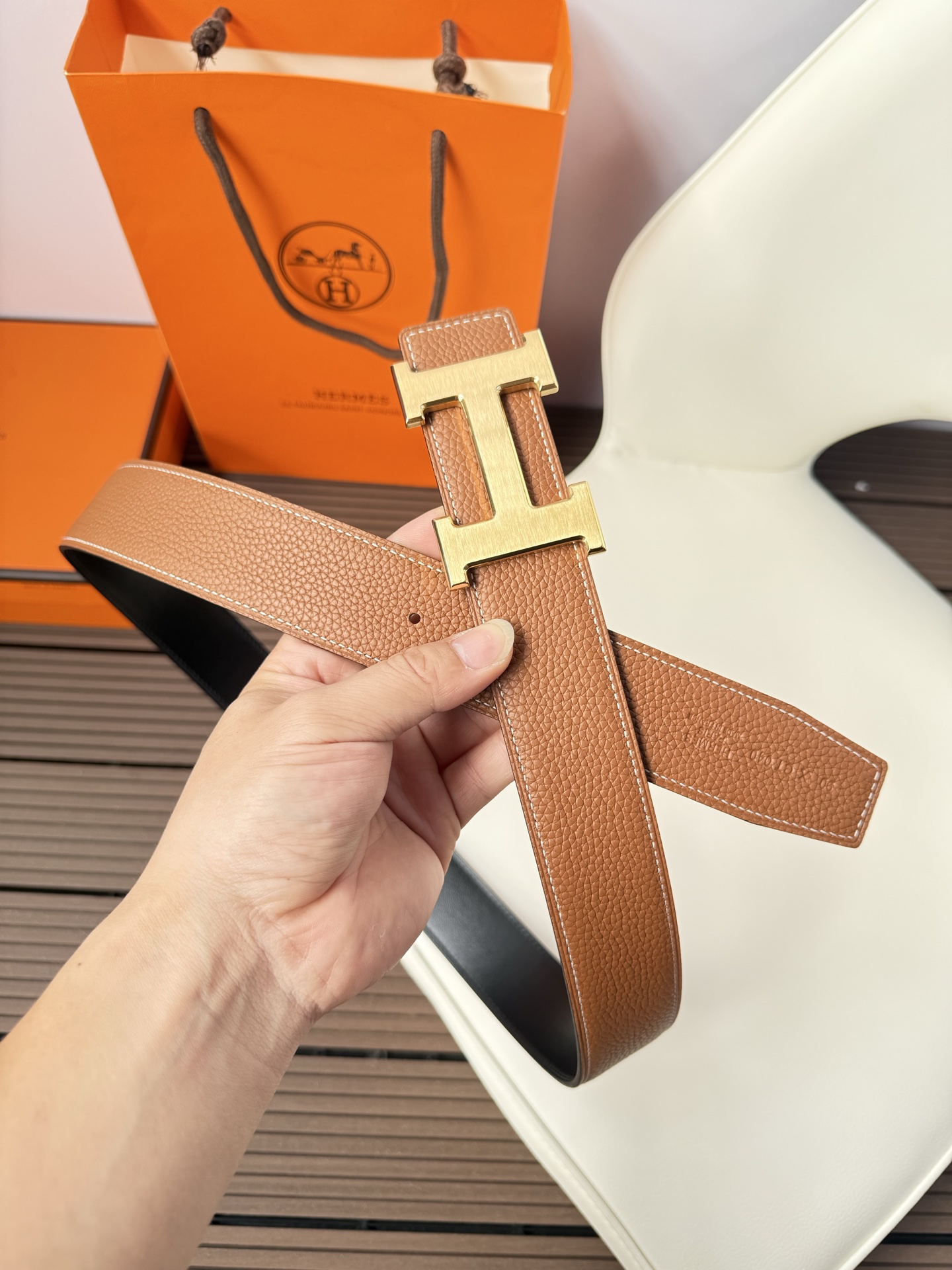 爱马仕（Hermès）男款腰带以其精湛的工艺、高品质的材料和经典的设计而备受推崇，是男士时尚配饰中的顶级