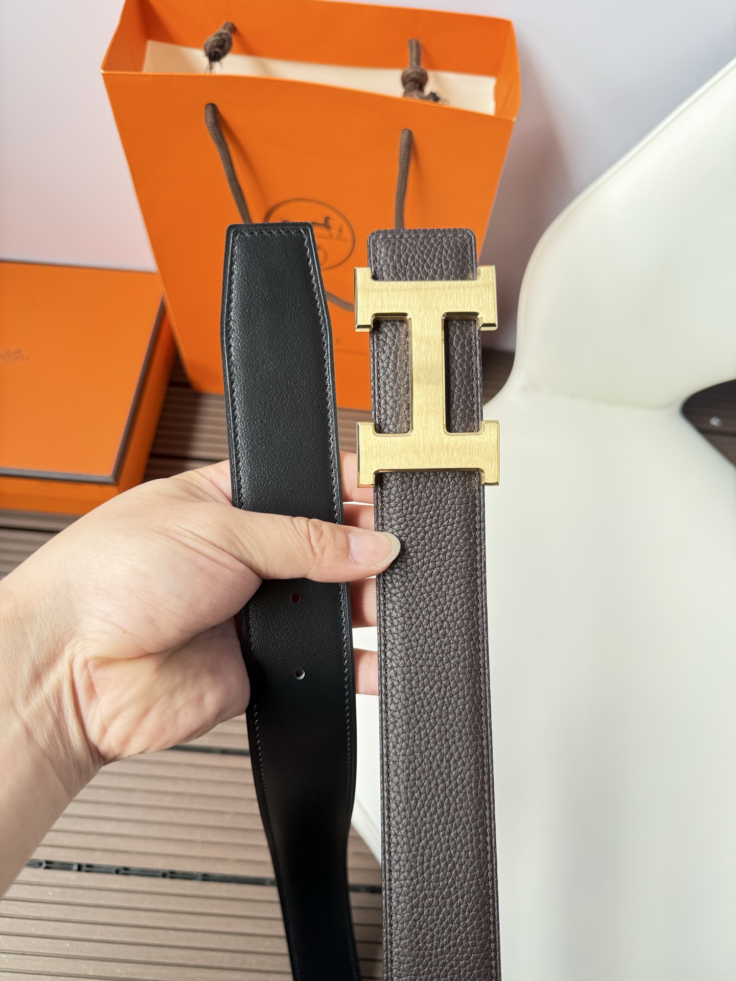 爱马仕（Hermès）男款腰带以其精湛的工艺、高品质的材料和经典的设计而备受推崇，是男士时尚配饰中的顶级