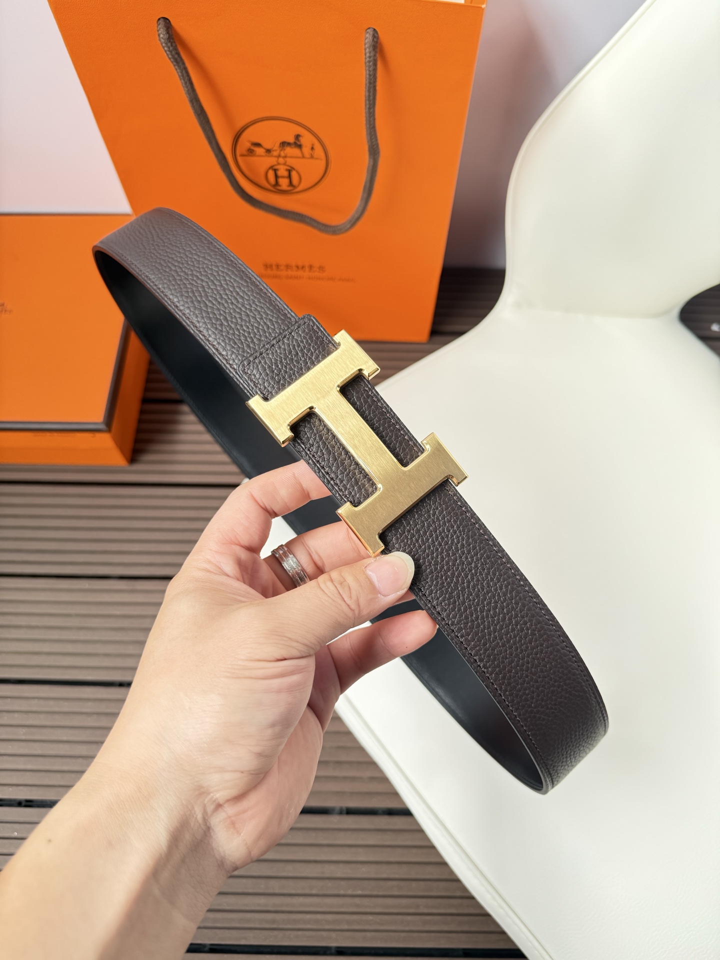 爱马仕（Hermès）男款腰带以其精湛的工艺、高品质的材料和经典的设计而备受推崇，是男士时尚配饰中的顶级