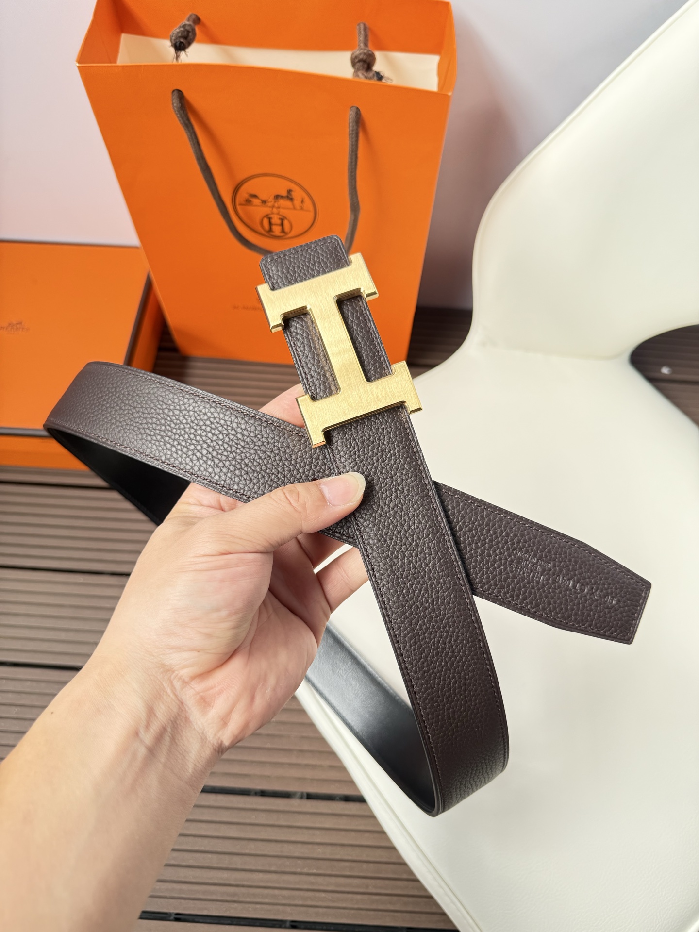 爱马仕（Hermès）男款腰带以其精湛的工艺、高品质的材料和经典的设计而备受推崇，是男士时尚配饰中的顶级