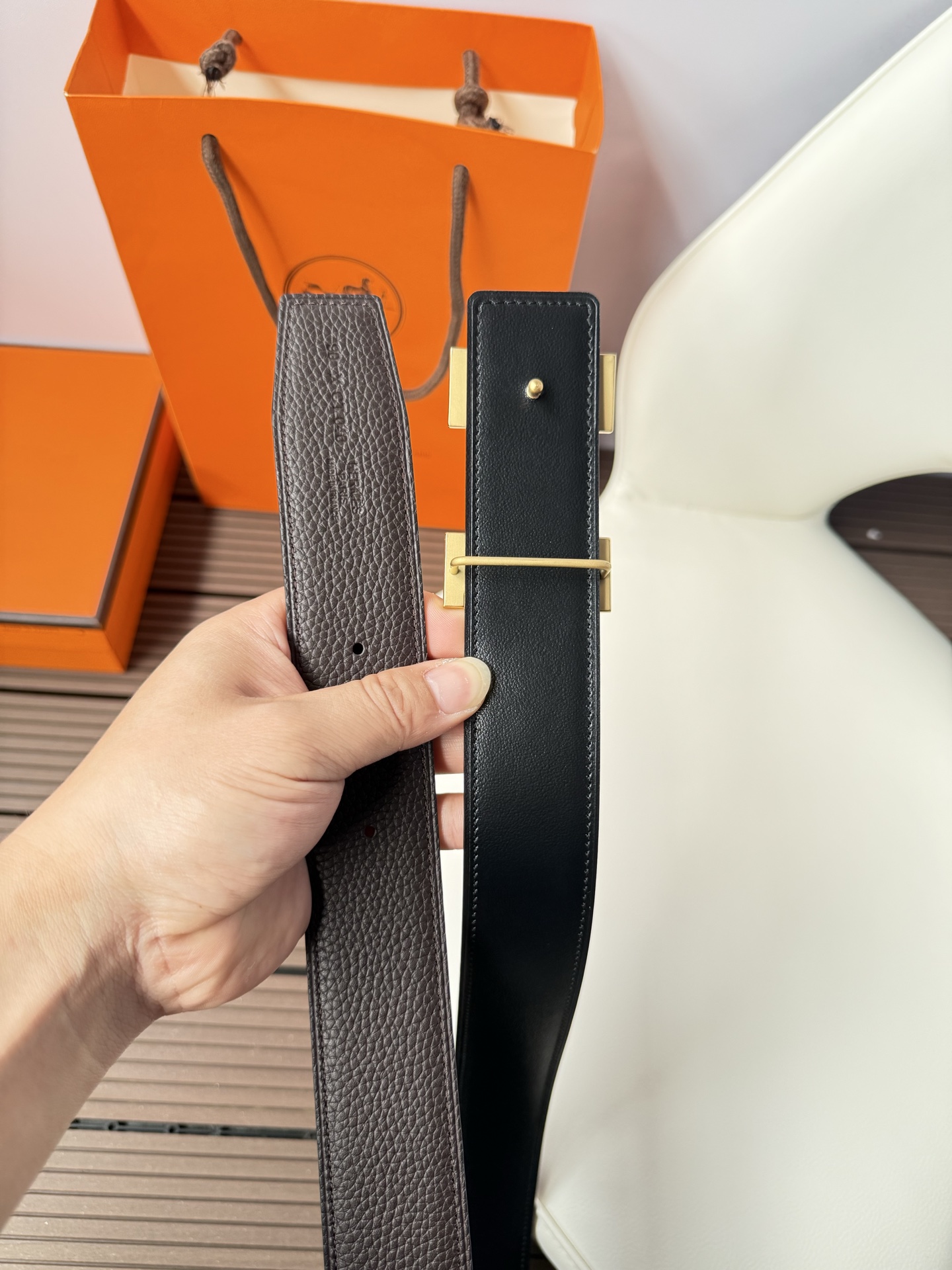 爱马仕（Hermès）男款腰带以其精湛的工艺、高品质的材料和经典的设计而备受推崇，是男士时尚配饰中的顶级