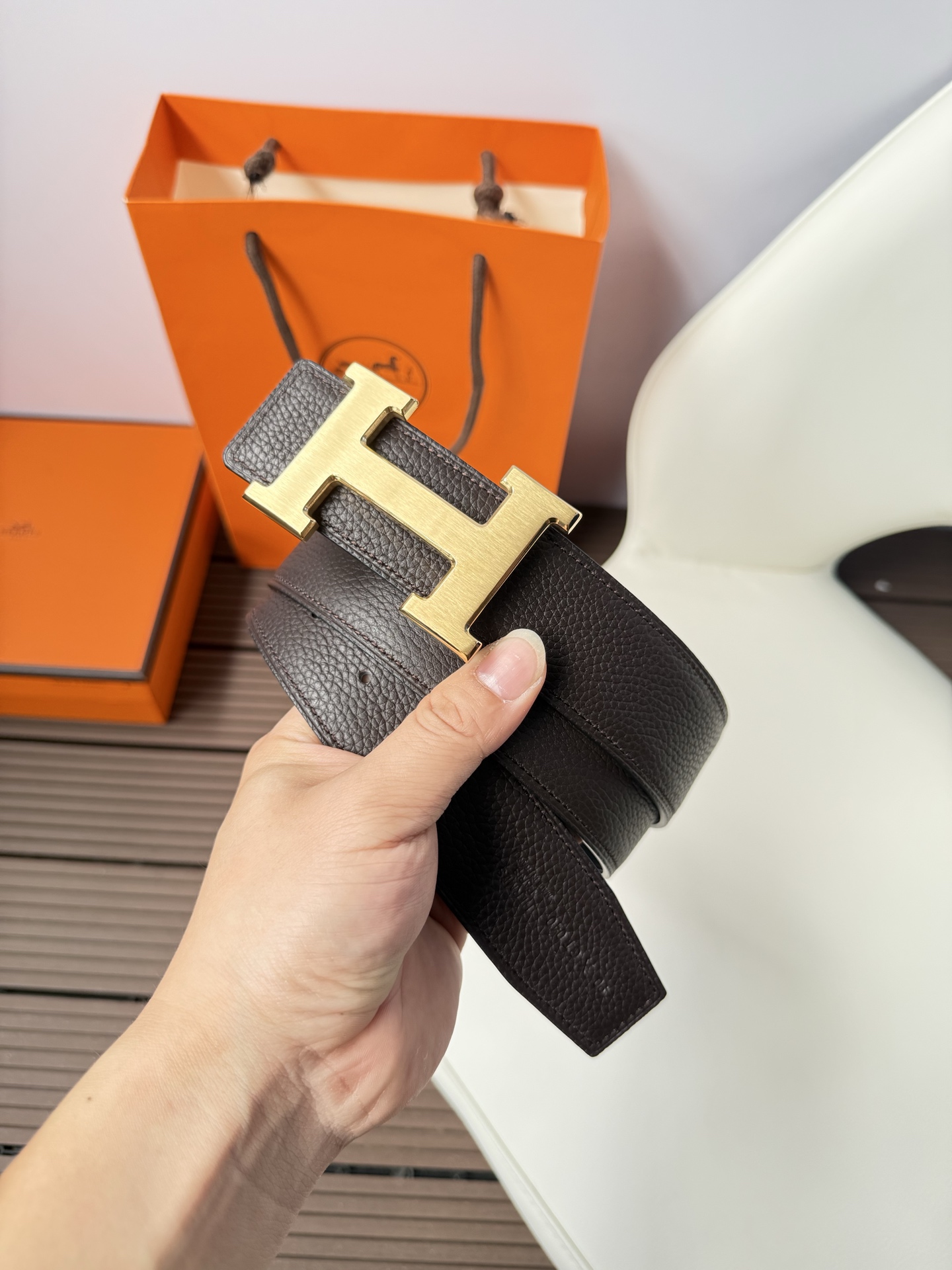 爱马仕（Hermès）男款腰带以其精湛的工艺、高品质的材料和经典的设计而备受推崇，是男士时尚配饰中的顶级