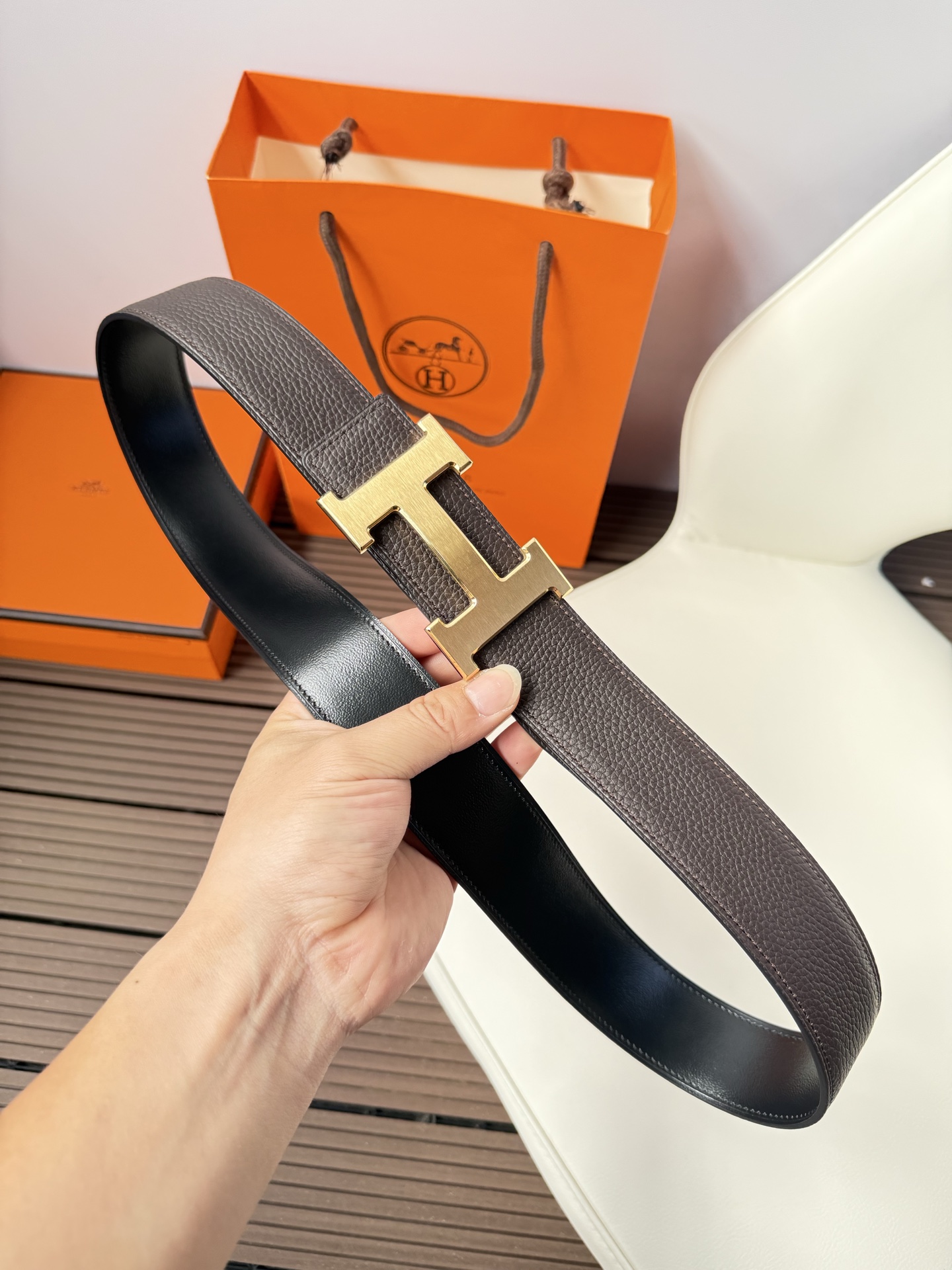 爱马仕（Hermès）男款腰带以其精湛的工艺、高品质的材料和经典的设计而备受推崇，是男士时尚配饰中的顶级