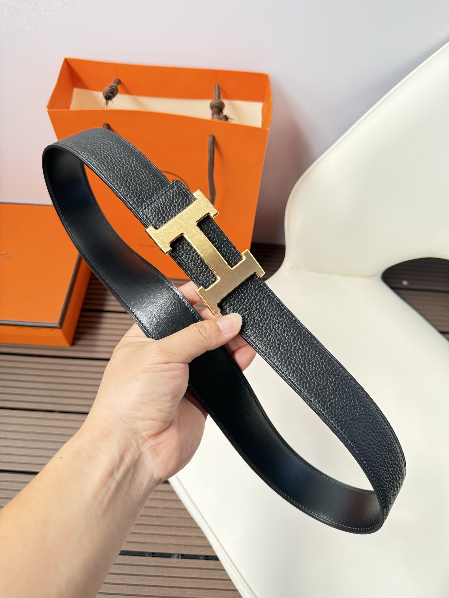 爱马仕（Hermès）男款腰带以其精湛的工艺、高品质的材料和经典的设计而备受推崇，是男士时尚配饰中的顶级