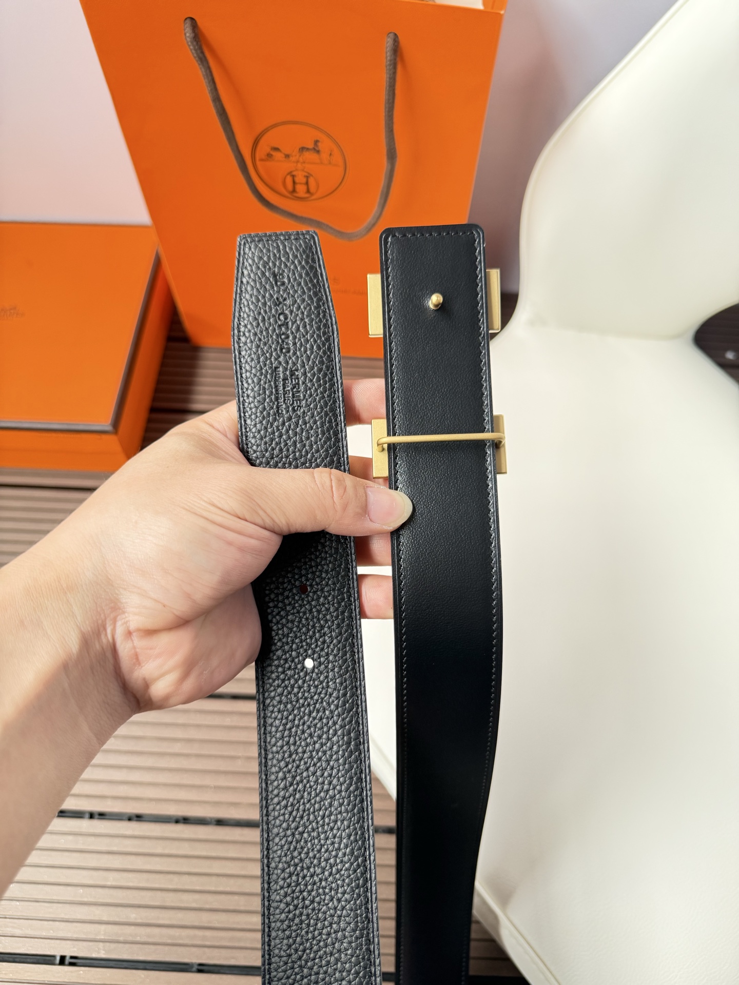 爱马仕（Hermès）男款腰带以其精湛的工艺、高品质的材料和经典的设计而备受推崇，是男士时尚配饰中的顶级