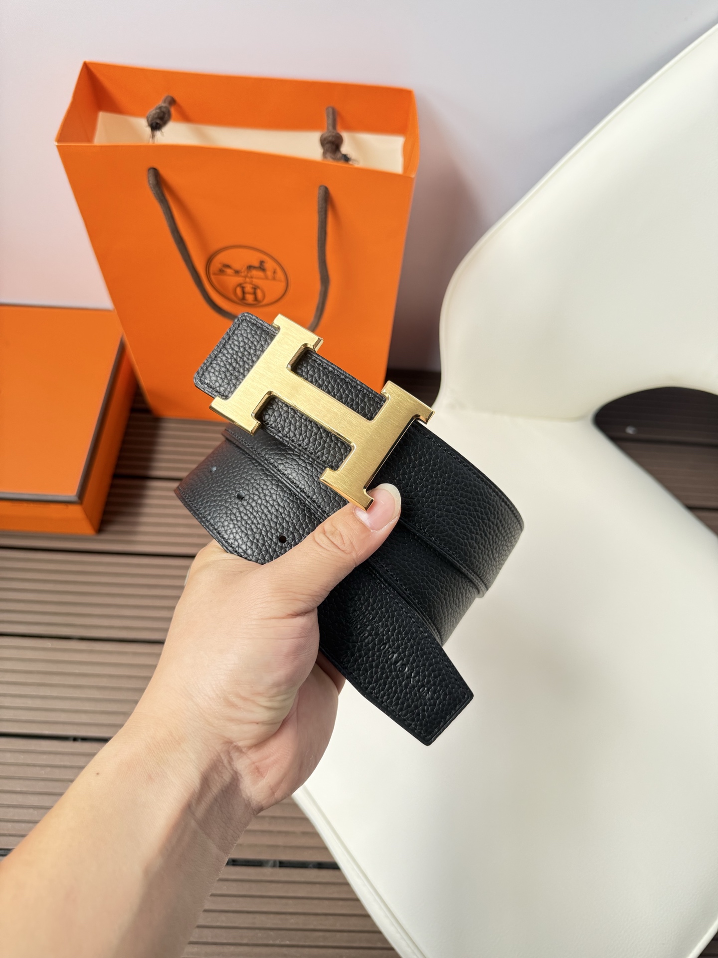 爱马仕（Hermès）男款腰带以其精湛的工艺、高品质的材料和经典的设计而备受推崇，是男士时尚配饰中的顶级