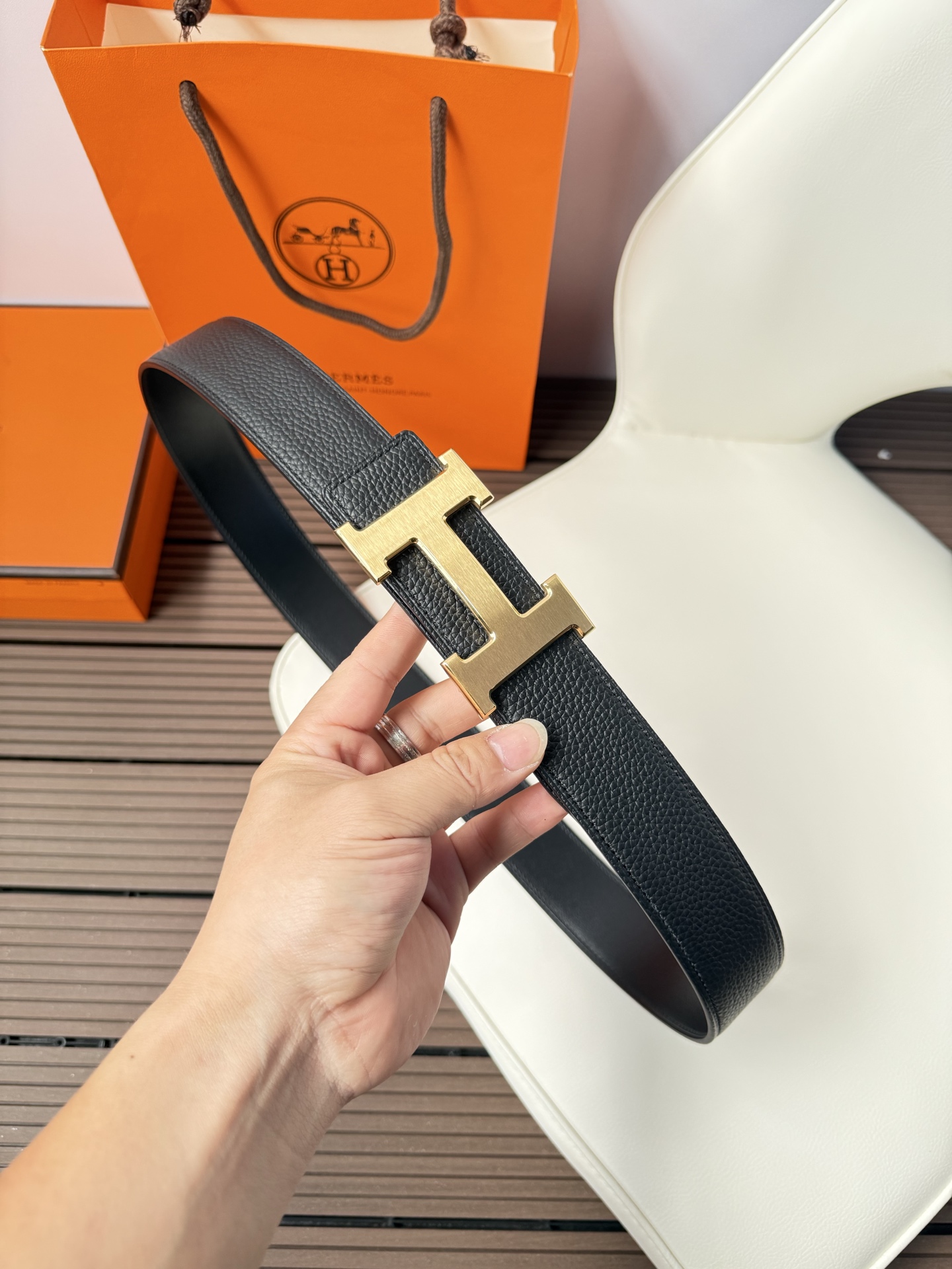 爱马仕（Hermès）男款腰带以其精湛的工艺、高品质的材料和经典的设计而备受推崇，是男士时尚配饰中的顶级