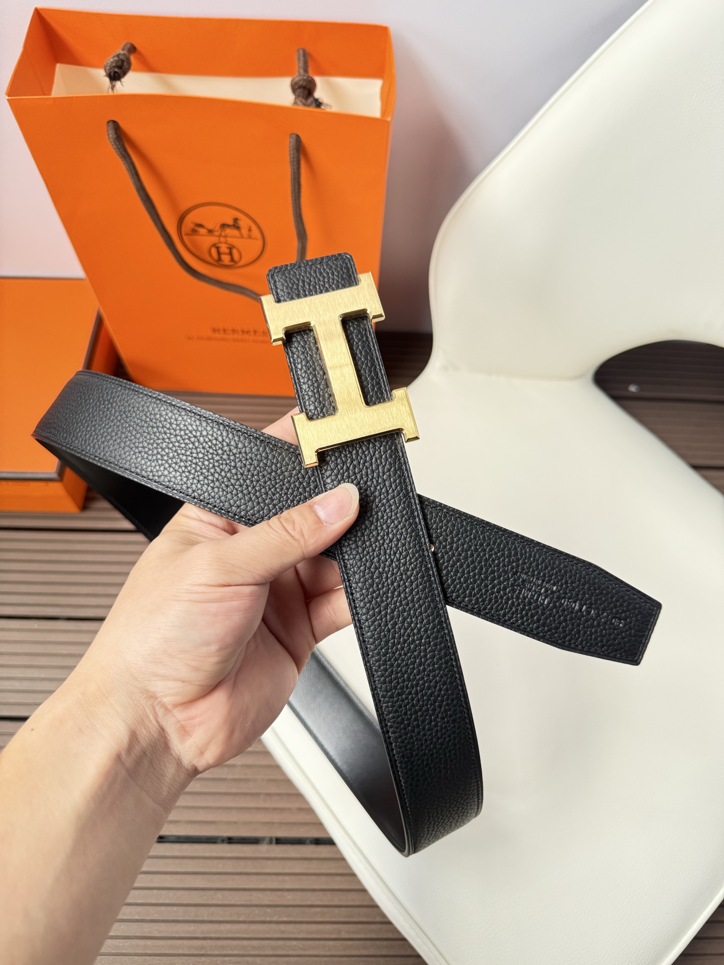 爱马仕（Hermès）男款腰带以其精湛的工艺、高品质的材料和经典的设计而备受推崇，是男士时尚配饰中的顶级