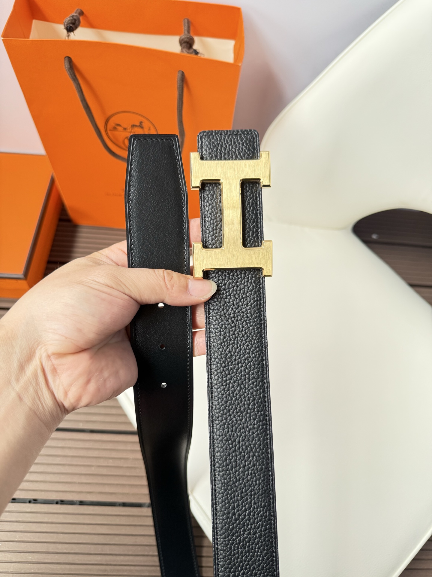 爱马仕（Hermès）男款腰带以其精湛的工艺、高品质的材料和经典的设计而备受推崇，是男士时尚配饰中的顶级