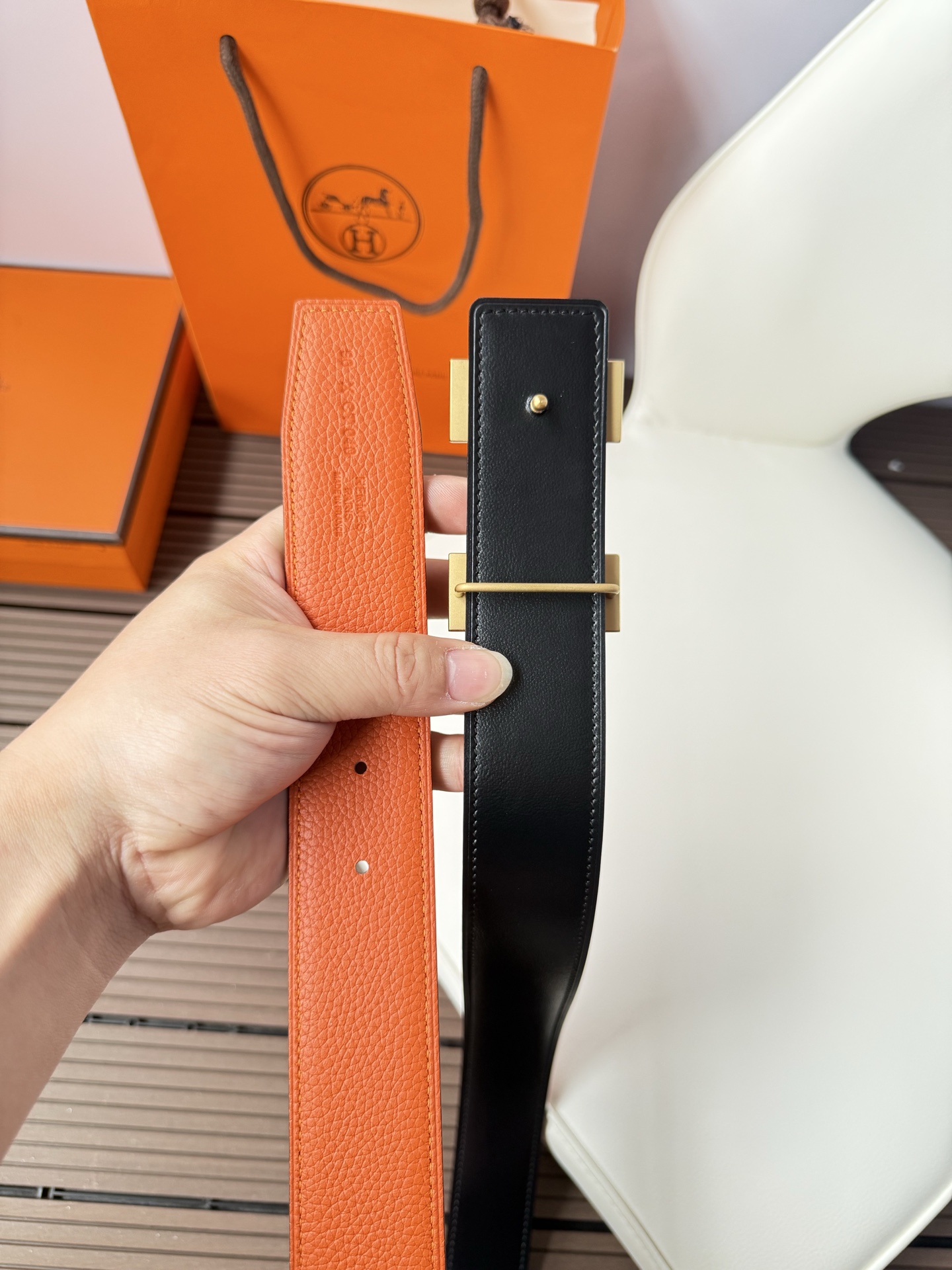 爱马仕（Hermès）男款腰带以其精湛的工艺、高品质的材料和经典的设计而备受推崇，是男士时尚配饰中的顶级