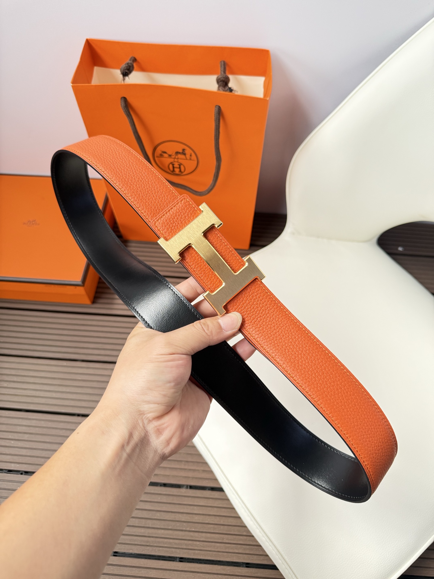 爱马仕（Hermès）男款腰带以其精湛的工艺、高品质的材料和经典的设计而备受推崇，是男士时尚配饰中的顶级