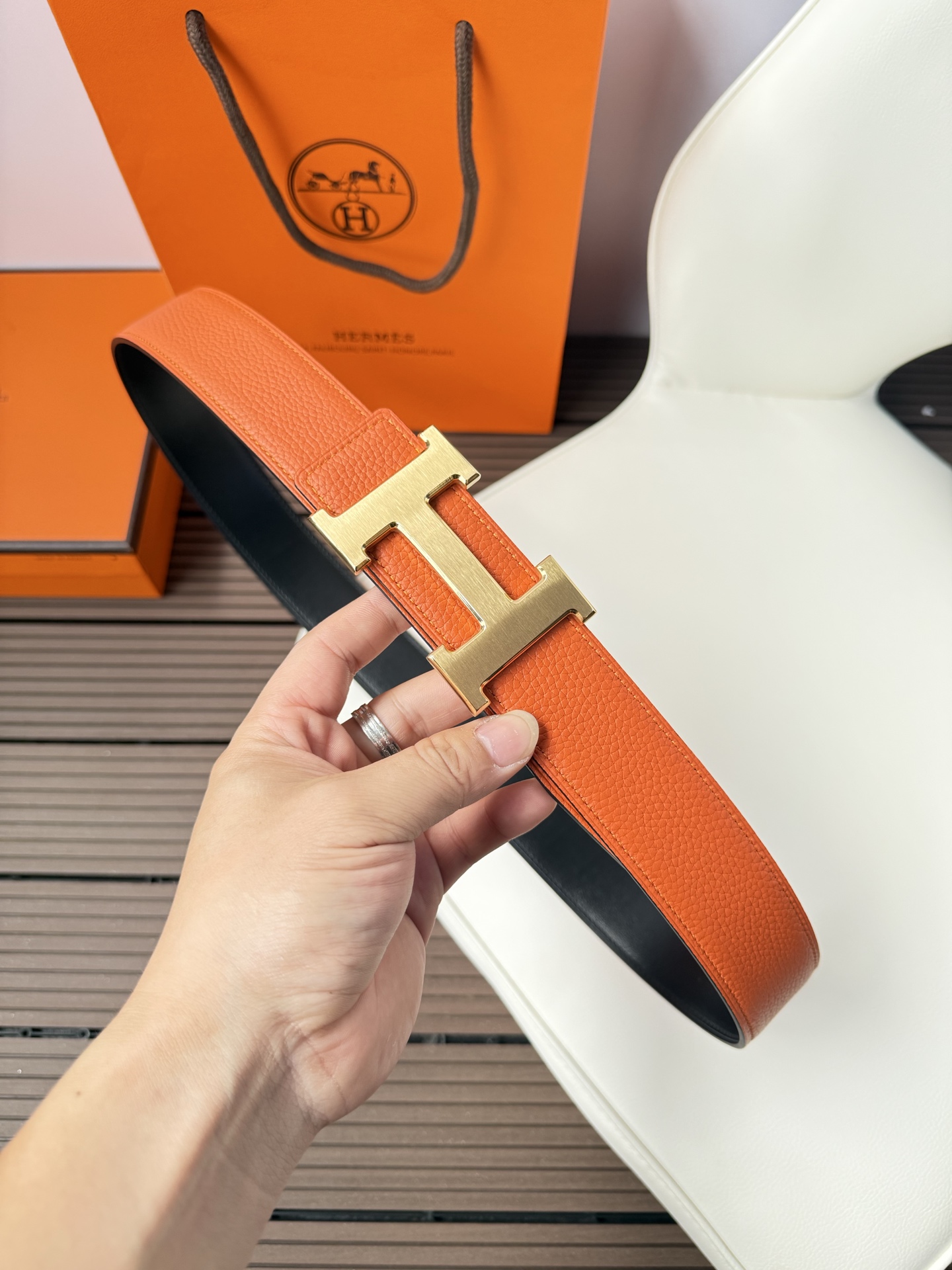 爱马仕（Hermès）男款腰带以其精湛的工艺、高品质的材料和经典的设计而备受推崇，是男士时尚配饰中的顶级