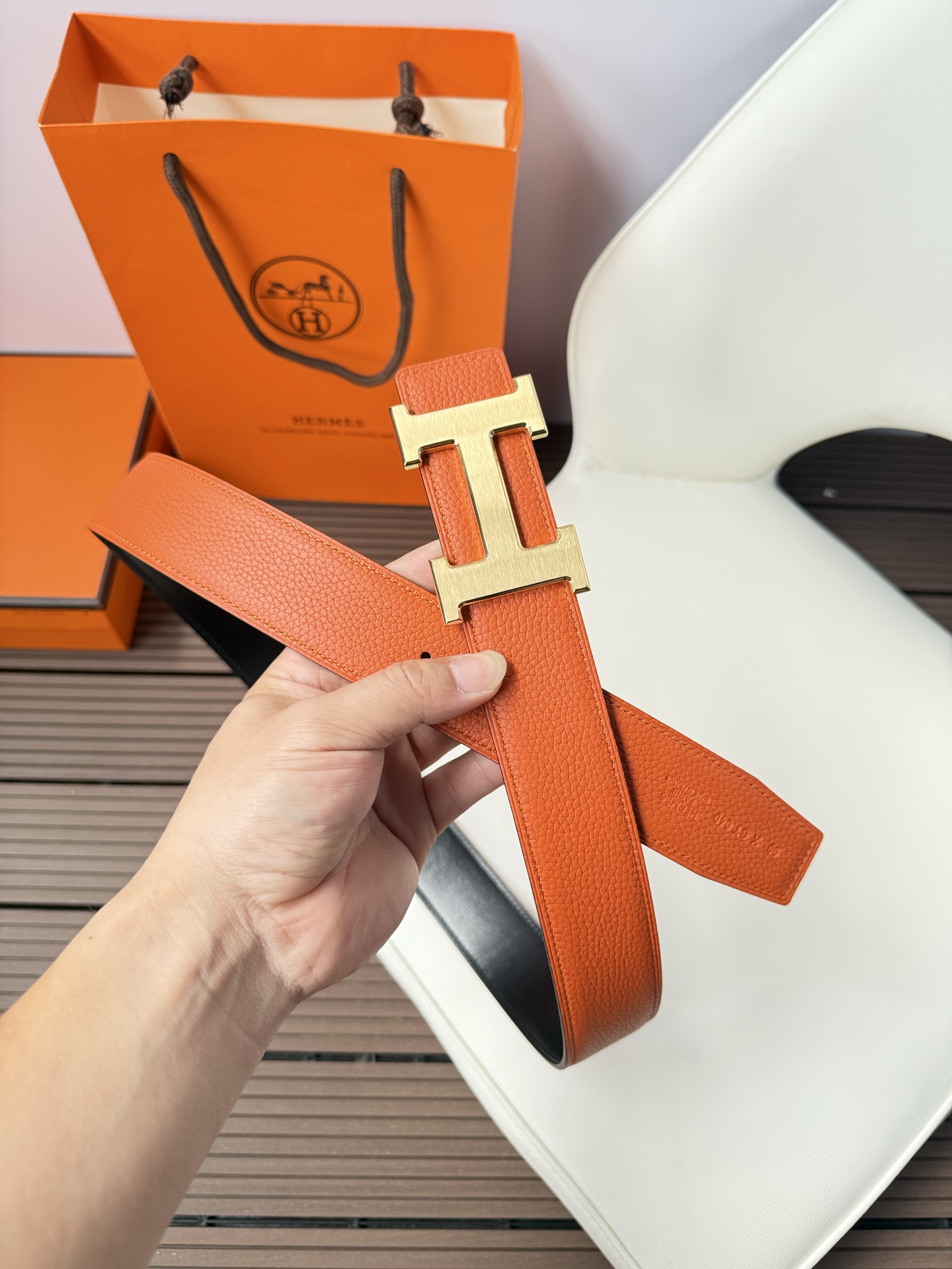 爱马仕（Hermès）男款腰带以其精湛的工艺、高品质的材料和经典的设计而备受推崇，是男士时尚配饰中的顶级