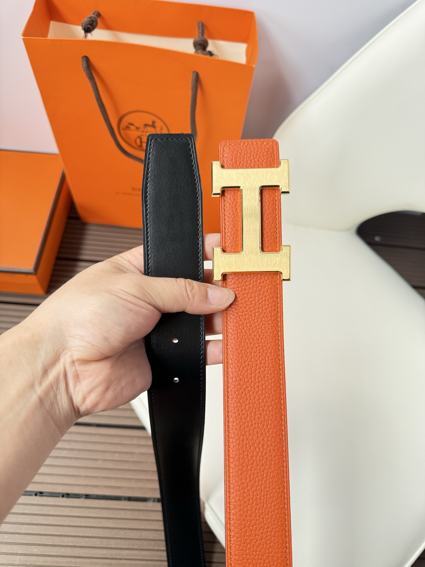 爱马仕（Hermès）男款腰带以其精湛的工艺、高品质的材料和经典的设计而备受推崇，是男士时尚配饰中的顶级