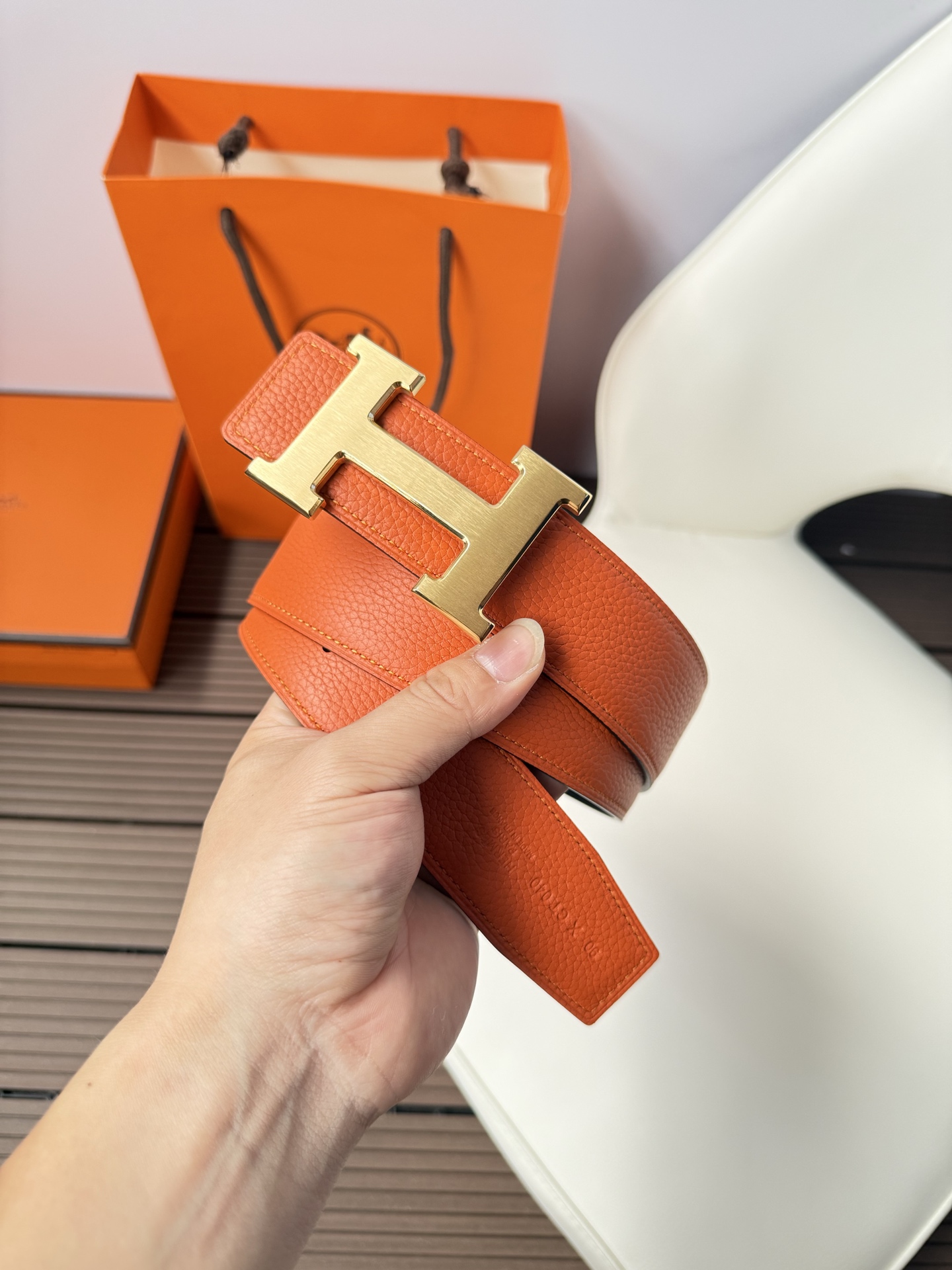 爱马仕（Hermès）男款腰带以其精湛的工艺、高品质的材料和经典的设计而备受推崇，是男士时尚配饰中的顶级