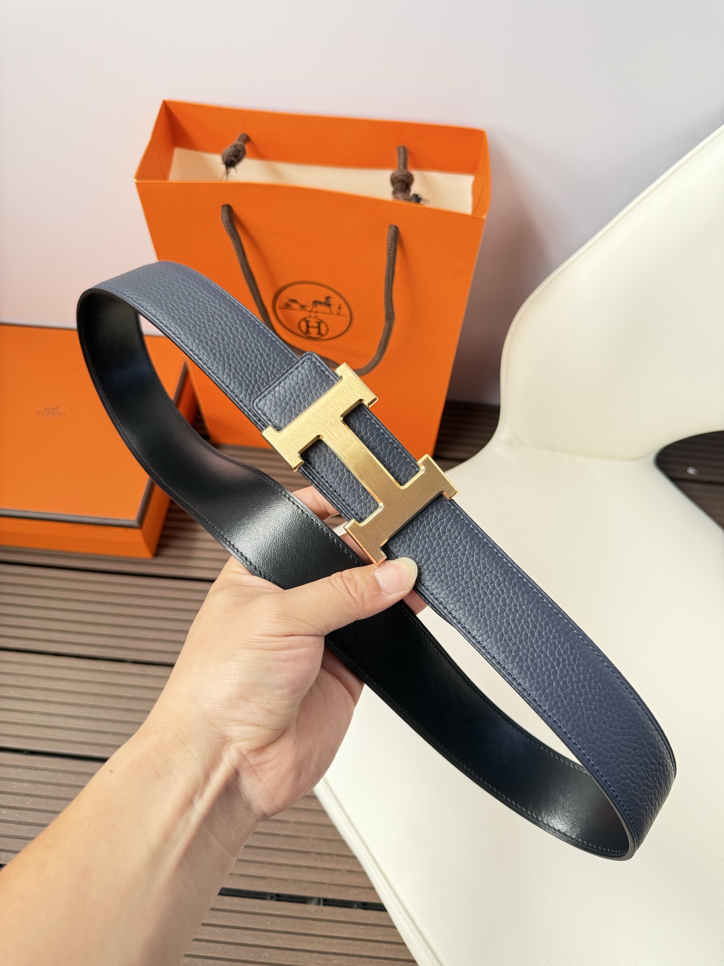 爱马仕（Hermès）男款腰带以其精湛的工艺、高品质的材料和经典的设计而备受推崇，是男士时尚配饰中的顶级