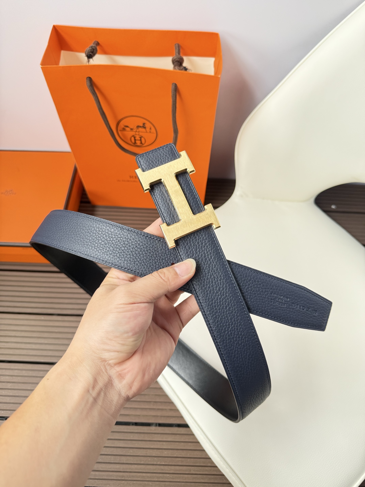 爱马仕（Hermès）男款腰带以其精湛的工艺、高品质的材料和经典的设计而备受推崇，是男士时尚配饰中的顶级