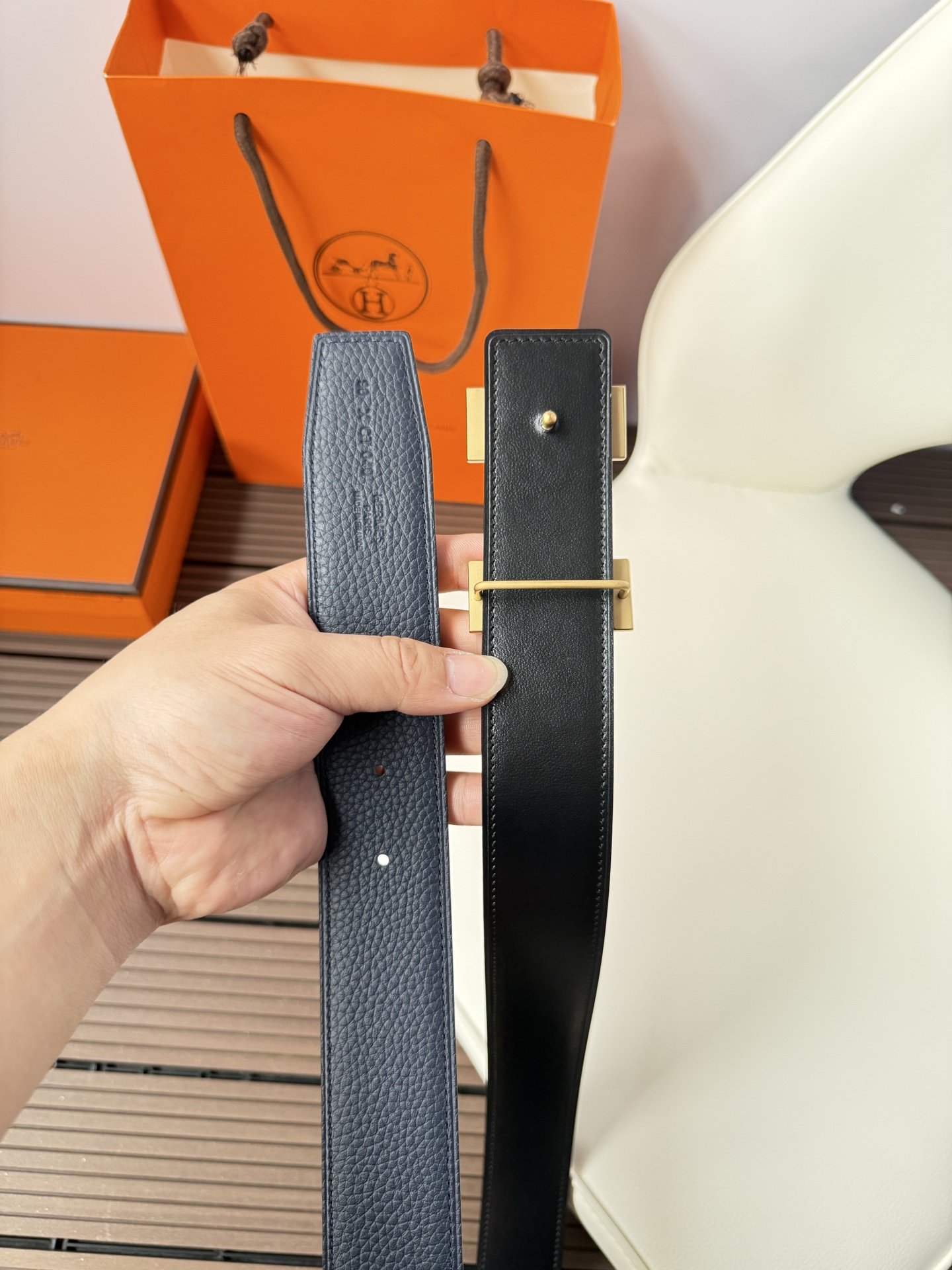 爱马仕（Hermès）男款腰带以其精湛的工艺、高品质的材料和经典的设计而备受推崇，是男士时尚配饰中的顶级