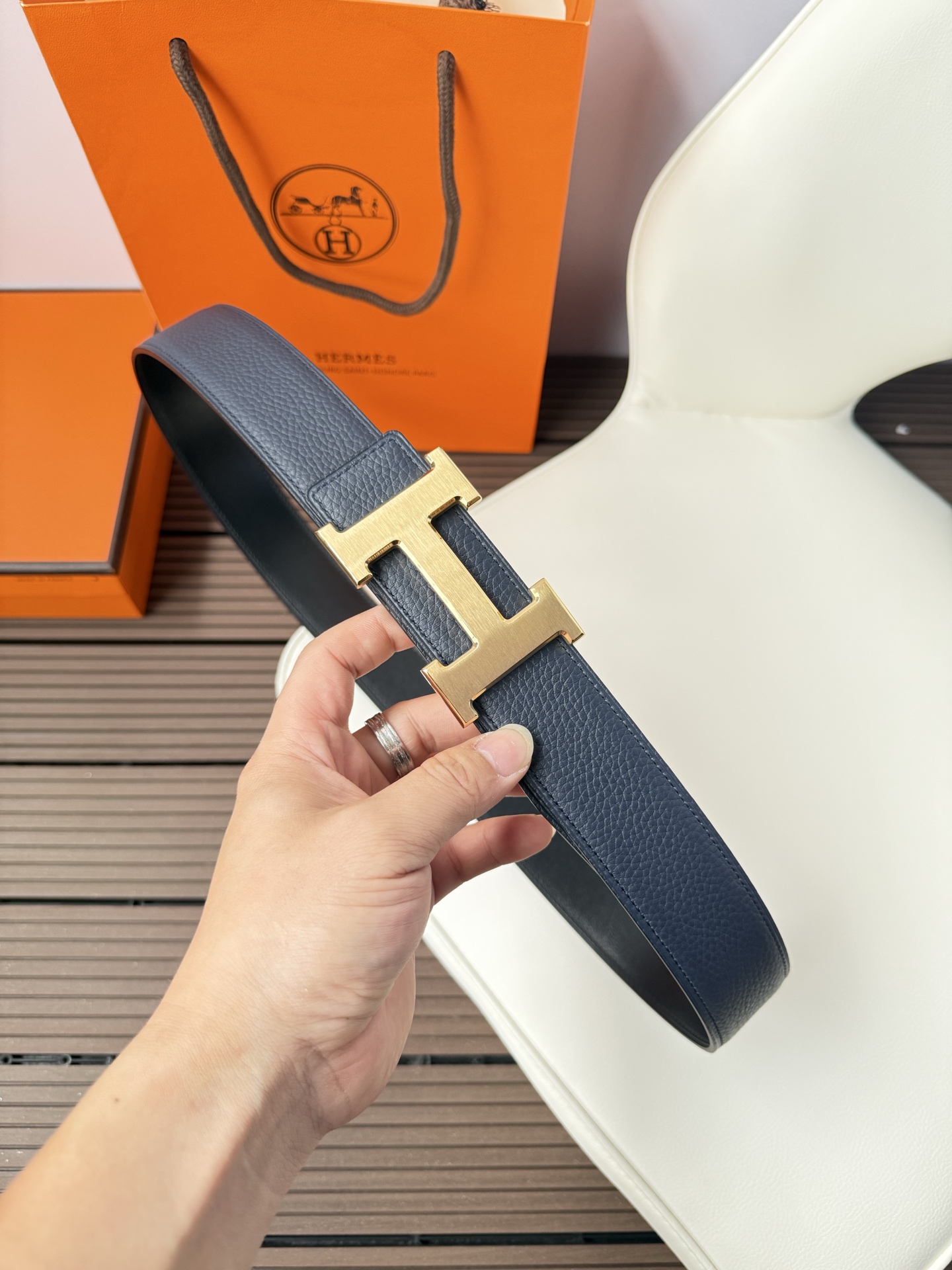 爱马仕（Hermès）男款腰带以其精湛的工艺、高品质的材料和经典的设计而备受推崇，是男士时尚配饰中的顶级