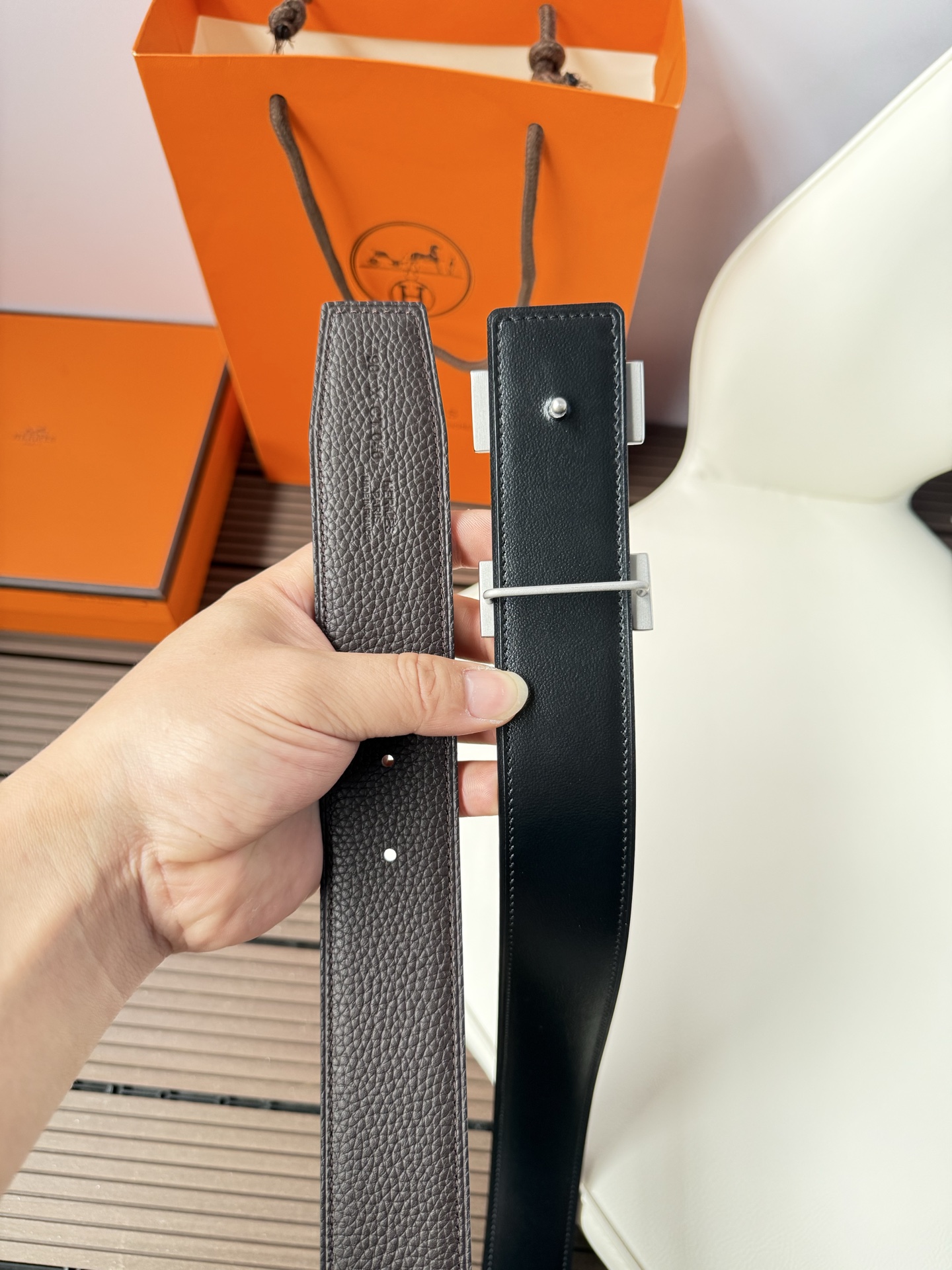 爱马仕（Hermès）男款腰带以其精湛的工艺、高品质的材料和经典的设计而备受推崇，是男士时尚配饰中的顶级