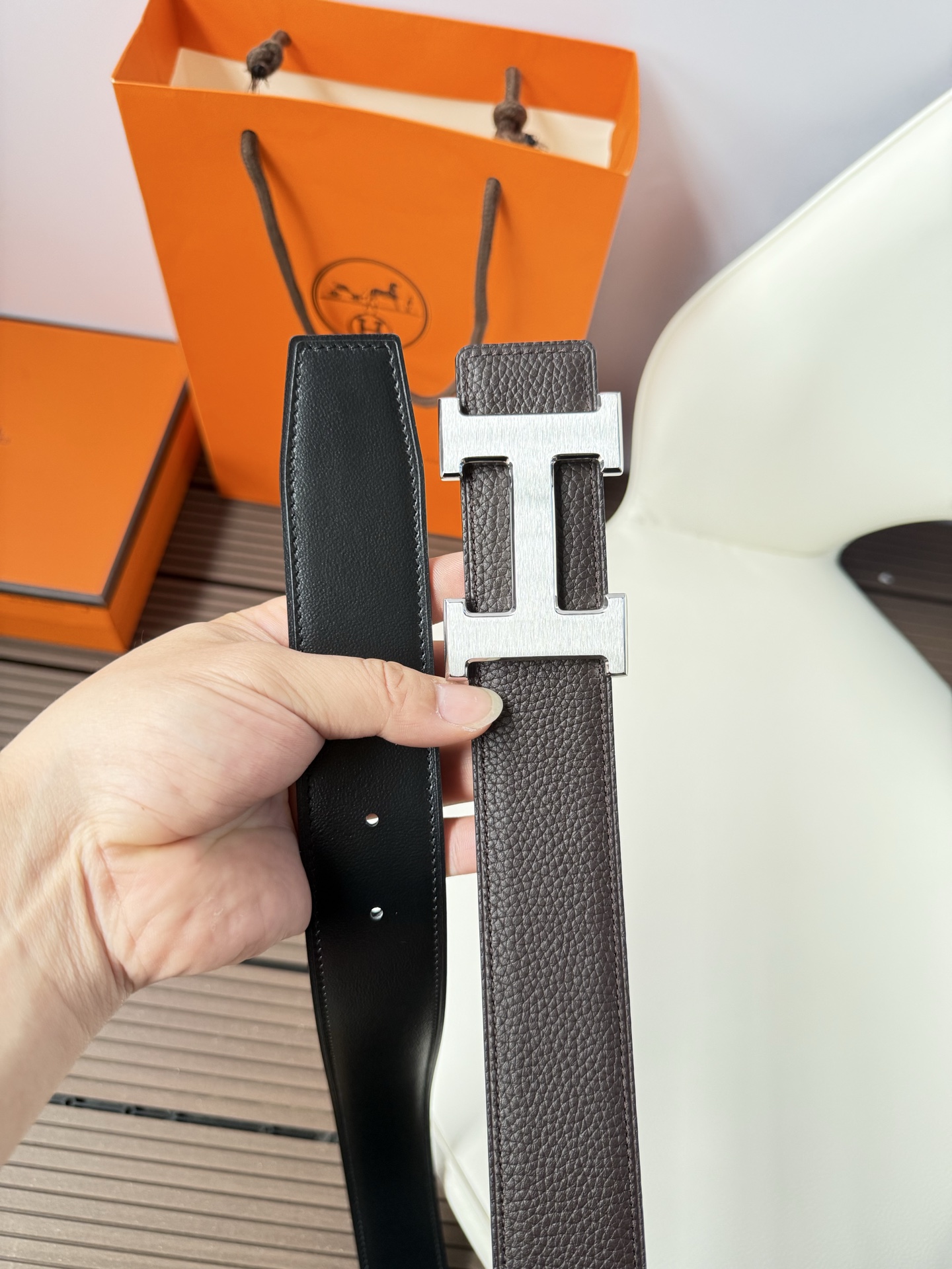 爱马仕（Hermès）男款腰带以其精湛的工艺、高品质的材料和经典的设计而备受推崇，是男士时尚配饰中的顶级